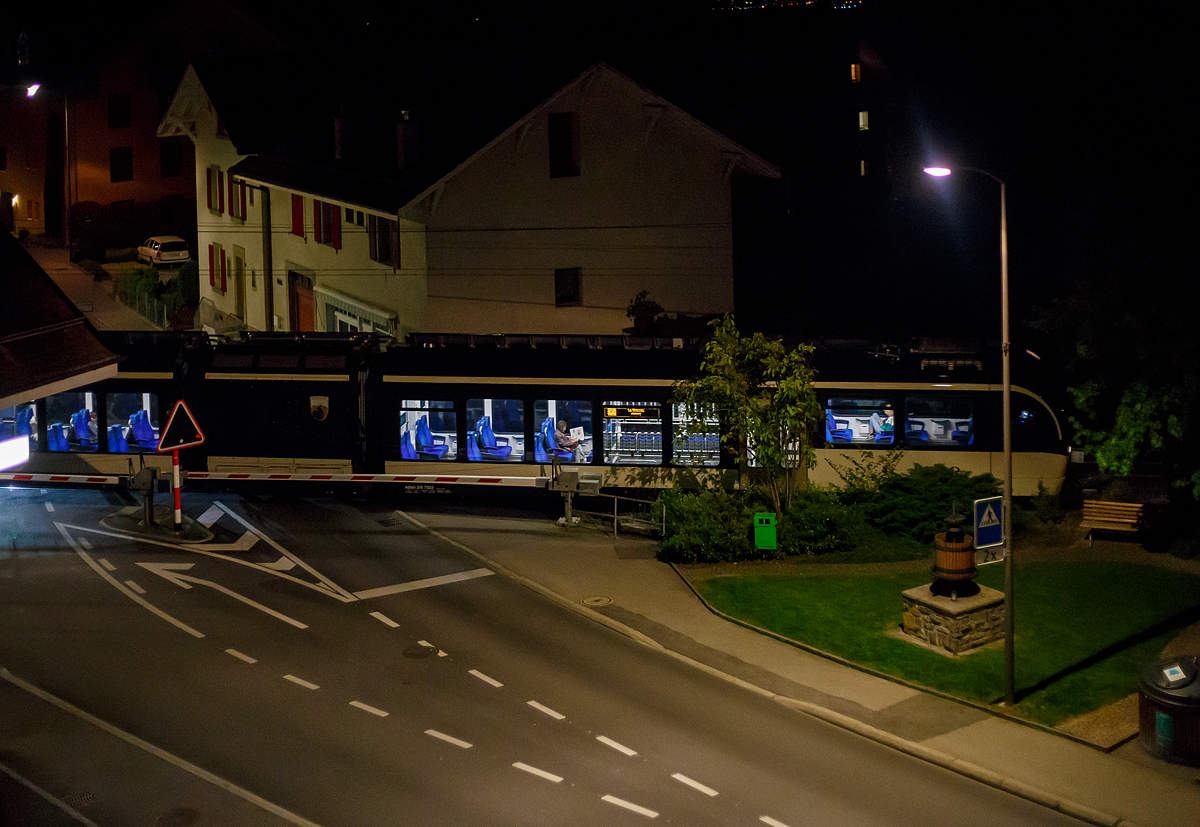 Der MVR SURF 7503  Blonay-Chamby  bzw. MVR ABeh 2/6 7503  Blonay-Chamby , ein Triebwagen für gemischten Adhäsions- und Zahnradbetrieb vom Typ Stadler SURF ABeh 2/6, verlässt am abend des 18.05.2018 Blonay in Richtung Vevey. 

Bild vom Balkon unseres Hotelzimmers.