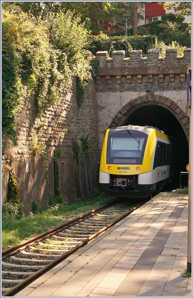 Der neue VT 622 964 verschwindet nach seinem Halt in Überligen im Tunnel. 

21. Sept. 2019