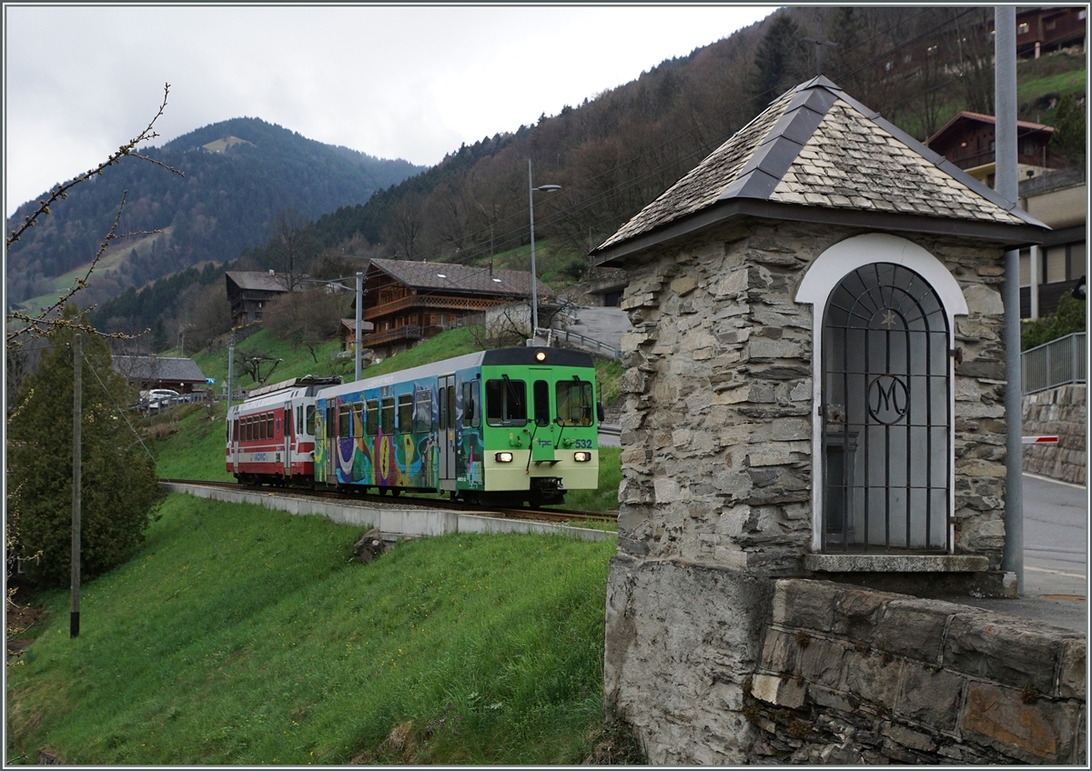 Der nicht gerade  schöne  AOMC Bt/BDeh 4/4 Pendelzug kurz vor Troitorrens. 
7. April 2016