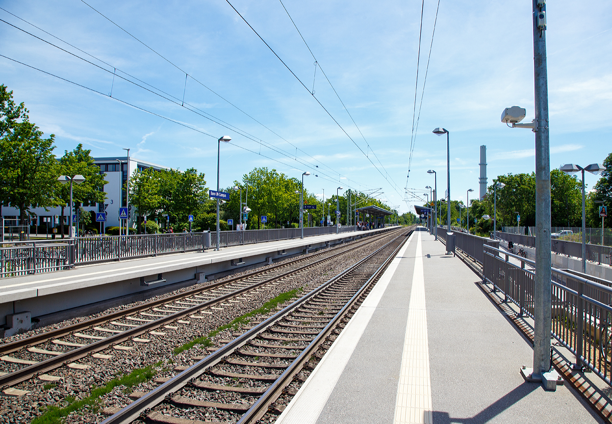 
Der im November 2017 eröffnete Haltepunkt Bonn UN Campus, hier am 01.06.2019. 
Der Haltepunkt liegt an der Grenze zwischen den Ortsteilen Gronau und Kessenich an der linken Rheinstrecke zwischen Bonn Hauptbahnhof und Bonn-Bad Godesberg. Ziel des Bauvorhabens war die bessere Anbindung des nördlichen Teils des Bundesviertels. Der Name UN Campus verweist auf das Zentrum der in Bonn angesiedelten 19 Organisationen der Vereinten Nationen und ist einer der größten Arbeitsplatzschwerpunkte der Stadt. Der Haltepunkt ist nicht nur für Besucher der UN-Organisationen bedeutsam, sondern auch für Berufspendler anderer Unternehmen wie der Deutschen Telekom und der Deutschen Post.