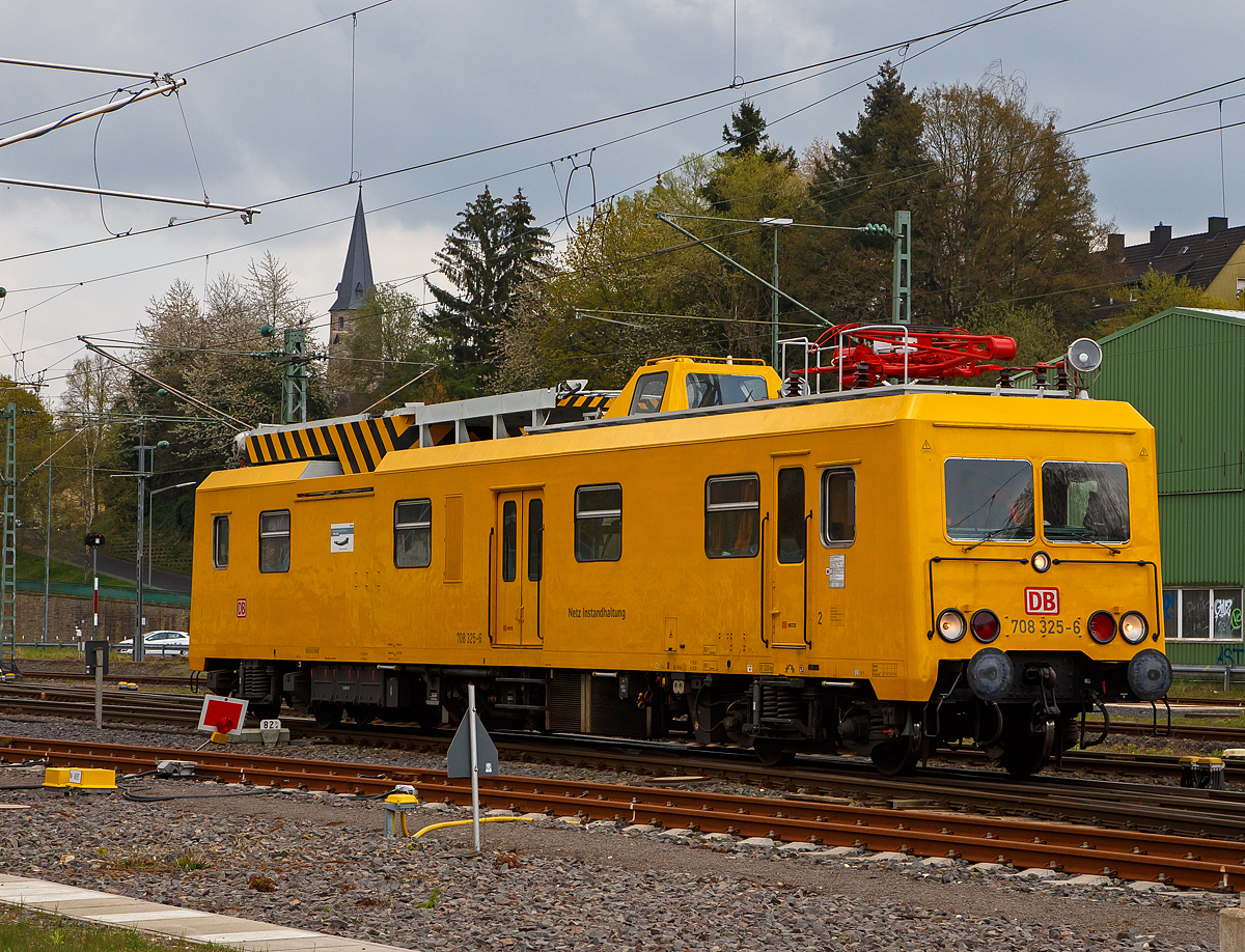 Der Oberleitungsrevisionstriebwagen (ORT) 708 325-6 der DB Netz AG, ex DR 188 325-5, fährt am 29.04.2021 durch Betzdorf (Sieg) in Richtung Köln.
Der ORT wurde 1990 unter der Fabriknummer 20 300/9 vom VEB Waggonbau Görlitz gebaut.

TECHNISCHE DATEN:
Hersteller:  VEB Waggonbau Görlitz
Baujahre: 1987–1991
Spurweite: 1.435 mm (Normalspur)
Achsformel:  (1A)'2'
Länge über Puffer: 22.400 mm
Drehzapfenabstand: 15.800 mm
Achsabstand in den Drehgestellen: 2.500 mm
Raddurchmesser: 920 mm (neu) / 860 mm (abgenutzt)
Höhe:  4.200 mm
Eigengewicht: 60 t
Nutzlast:  2 t
Zul. Anhängelast: 50 t
Zur Mitfahrt zugel. Personenzahl: 10
Zugelassen für Streckenklasse: A
kleinster befahrbarer Gleisbogen: R= 120 m
Höchstgeschwindigkeit:  100 km/h (Eigenfahrt und geschleppt)
Installierte Leistung:  330 kW (neu 367 kW)
Traktionsleistung:  320 kW
Antrieb:  dieselhydraulisch
Bremse: KE-GP m. Z. (D)
