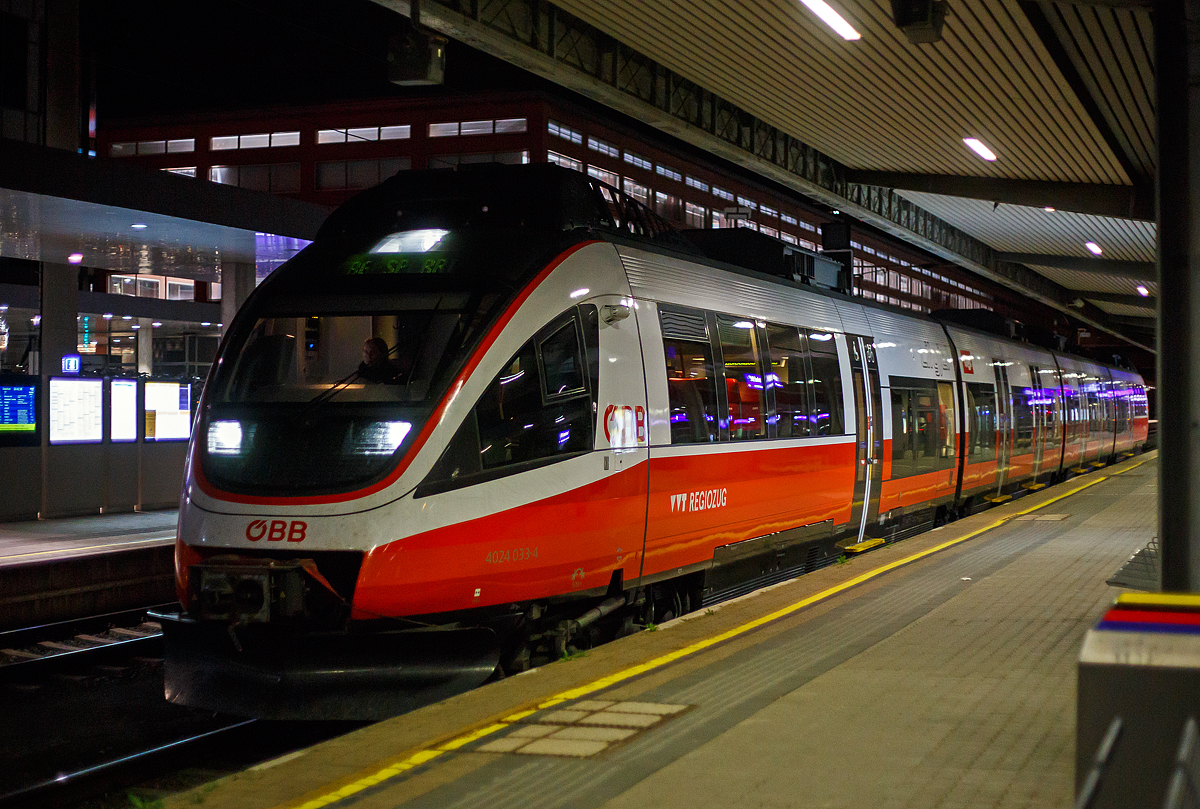 Der ÖBB 4024 033-4, ein vierteiliger elektrischer TALENT, hat am Abend des 25.03.2022 um 20:40 Uhr, als RegionalExpress REX 2 (Hochfilzen – Kitzbühel – Wörgl - Innsbruck), den Zielbahnhof Innsbruck Hbf pünktlich erreicht. 

Die Reihen 4023, 4024 und 4124 der österreichischen Bundesbahnen (ÖBB) sind elektrische TALENT-Triebwagen, die zwischen 2004 und 2008 vom Hersteller Bombardier Transportation ausgeliefert wurden.

Kennzeichnung:
Die österreichischen TALENT-Triebwagen sind mit den Gattungszeichen BDET klassifiziert und mit der UIC-Kennzeichnung der Triebfahrzeuge 94 81 4023 xxx-x, 94 81 4024 xxx-x bzw. 94 81 4124 xxx-x beschriftet, wobei xxx die Ordnungsnummer und x die Prüfziffer sind. Damit sind folgende Informationen codiert: Österreichischer Triebzug mit weniger als 190 km/h, elektrisch getriebener Schnellbahntriebwagen für den innerstädtischen und Umlandverkehr mit Plätzen der 2. Klasse.

Unterscheidung:
Reihe 4023
Als Reihe 4023 bezeichnen die ÖBB die dreiteilige Version des TALENT-Triebwagens. Die kürzere Variante wird auf der Bahnstrecke Peggau–Übelbach anstelle der vierteiligen Variante eingesetzt, weil die Bahnsteige an der S-Bahn-Strecke der S11 zu kurz für die 4024er-Reihe sind. Auch in Kärnten und Salzburg verkehren die kürzeren S-Bahn-Triebzüge.

Reihe 4024
Die klassischen Vierteiler tragen die Bezeichnung 4024. Sie bilden mit 140 gelieferten Einheiten das Rückgrat für den öffentlichen Personennahverkehr in Österreich. Sie sind in allen Gebieten mit größerem Nahverkehrsaufkommen (alle S-Bahn-Systeme und manche Regionalverbindungen) im Einsatz.

Reihe 4124
Die Reihe 4124 (anfänglich als Rh 4824 beschriftet) ist ein elektrischer Zweisystemtriebzug für den Verkehr in 15-kV- sowie 25-kV-Netzen. Geliefert wurden 37 Stück. Die 25-kV-Einrichtung wird beim Einsatz von Wien in Richtung Ungarn über die Strecken der Raab-Oedenburg-Ebenfurter Eisenbahn genutzt.

TECHNISCHE DATEN:
Baujahre: 2004–2008
Spurweite:1.435 mm (Normalspur)
Achsformel: B’2’2’B’ (Dreiteiler) / Bo’2’2’2’Bo’ (Vierteiler)
Länge: 52,12 m (Dreiteiler) / 66,87 m (Vierteiler)
Breite: 2 925  mm
Leergewicht: 96,5 t (Dreiteiler) / 116,0 t (Vierteiler)
Höchstgeschwindigkeit: 140 km/h
Stundenleistung: 1.440 kW (Dreiteiler) / 1.520 kW (Vierteiler)
Beschleunigung leer: 1,05 m/s² (Dreiteiler) / 0,92 m/s² (Vierteiler)
Bremsverzögerung:1,2 m/s²
Stromsystem:15 kV, 16,7 Hz AC (BR ÖBB 4112 zudem 25 kV, 50 Hz AC)
Stromübertragung: Oberleitung
Anzahl der Fahrmotoren: 4 Stk. Elektromotoren
Antrieb: elektrisch
Bremse: SW C-pn-R-A-E-Mg
Zugheizung: Elektroheizung
Geschwindigkeitsmesser: Analog (Tachoscheibe)
Kupplungstyp: Scharfenberg Typ 10
Sitzplätze: 151 (Dreiteiler) / 199 (Vierteiler)
Stehplätze: 160 (Dreiteiler) / 252 (Vierteiler)
Fußbodenhöhe: 590 mm (Einstiegshöhe)
Hersteller: Bombardier Transportation
Anzahl:188 (davon 11 Dreiteiler, 140 Vierteiler und 37 Zweisystem-Vierteiler)
