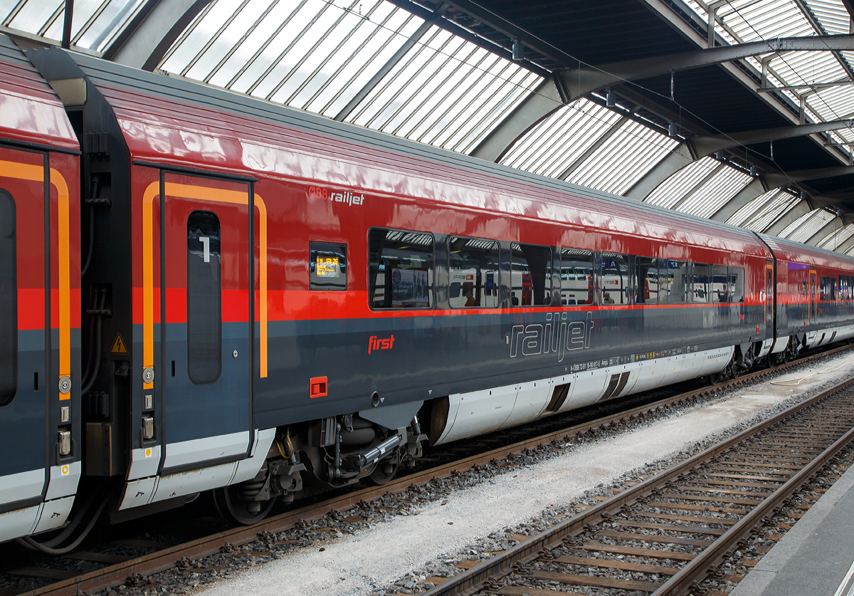 
Der �BB-Railjet-Wagen (first / 1. Klasse) A-�BB 73 81 19-90 617-5 Ampz am 12.09.2017 in Z�rich HB. 

Der Wagenkasten ist eine Schwei�konstruktion aus Profilen und Blechen (Differentialbauweise). Die Einzelteile sind mehrheitlich aus Baustahl und ferritischem rostfreien Stahl hergestellt.

Der Untergestell-Rahmen ist eine Schwei�konstruktion, bestehend aus gewalzten Stahlprofilen, Abkantprofilen und Stahlblechteilen. Der Untergestell-Rahmen bildet mit den Seitenw�nden, dem Dach und den Stirnw�nden eine tragende Einheit. Ein Wellblech an der Unterseite dieser Konstruktion schlie�t das Untergestell ab.
An den beiden Wagenenden befinden sich die Kopfst�cke f�r die Aufnahme der Kurzkupplung sowie der Zug- und Sto�einrichtung beim Afmpz- und beim Bmpz/2-Wagen                   

Fahrwerk          
Die Drehgestellfamilie SF400, luftgefederte Laufdrehgestelle, wurde f�r den Einsatz in lokbespannten Reisez�gen im Wendezugbetrieb entwickelt. Optimales Laufverhalten im Hinblick auf Stabilit�t, Komfort und Entgleisungssicherheit sowie hohe Zuverl�ssigkeit und niedrige Betriebskosten sind Merkmale dieses Drehgestelltyps.   
Das gegenst�ndliche Drehgestell SF400 �BB-railjet ist ein Drehgestell mit drei Bremsscheiben, Magnetschienenbremse (au�er Afmpz am WE 2) und ist lauf- und bremstechnisch abgestimmt auf eine max. Betriebsgeschwindigkeit von 230 km/h.                      

Das Drehgestell besteht aus den folgenden Hauptkomponenten:
- Drehgestellrahmen
- Laufradsatz, Radsatzlager, Radsatzf�hrung/Prim�rfeder
- Luftfedersystem, Querfeder, Drehd�mpfer, Wankstabilisator
- L�ngsmitnahme, Querspielbegrenzung, Drehzapfen
- Scheibenbremse, Parkbremse (Federspeicherbremse), MG-Bremse
- Zugsicherung (Antennen, nur Steuerwagen Afmpz)
- Sandung (nur Steuerwagen Afmpz), Spurkranzschmierung
(nur Steuerwagen Afmpz)
- Druckluftverrohrung, Verkabelung, Erdungskontakt

TECHNISCHE DATEN (Ampz): 
Spurweite 1.435 mm
L�nge �ber Puffer: 26.500 mm
Drehzapfenabstand: 19.000 mm 
Achsabstand im Drehgestell: 2.500 mm 
Raddurchmesser: 920 mm (neu) / 860 mm (abgenutzt)
Drehgestell: SF400
Wagenh�he �ber SO: 4.050 mm
Wagenbreite: 2.825 mm
Fu�bodenh�he Abteil �ber SO: 1.250 mm
Lichte Weite Einstieg: 2 x 850 mm
Lichte Weite �bergang: 1.100 mm
Bremsanlage: 3 Scheiben pro Achse + Mg
Max. Betriebsgeschwindigkeit: 230 km/h, die lauftechnische
Geschwindigkeit betr�gt 250 km/h
Min. Kurvenradius: 150 m
Eigengewicht: 50  t
Sitzpl�tze: 55 (First Class / 1.Klasse)
