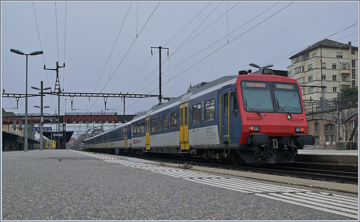 Der Re 18122 nach Frasne kurz vor der Abfahrt in Neuchâtel von hinten. 

29. Okt. 2019 