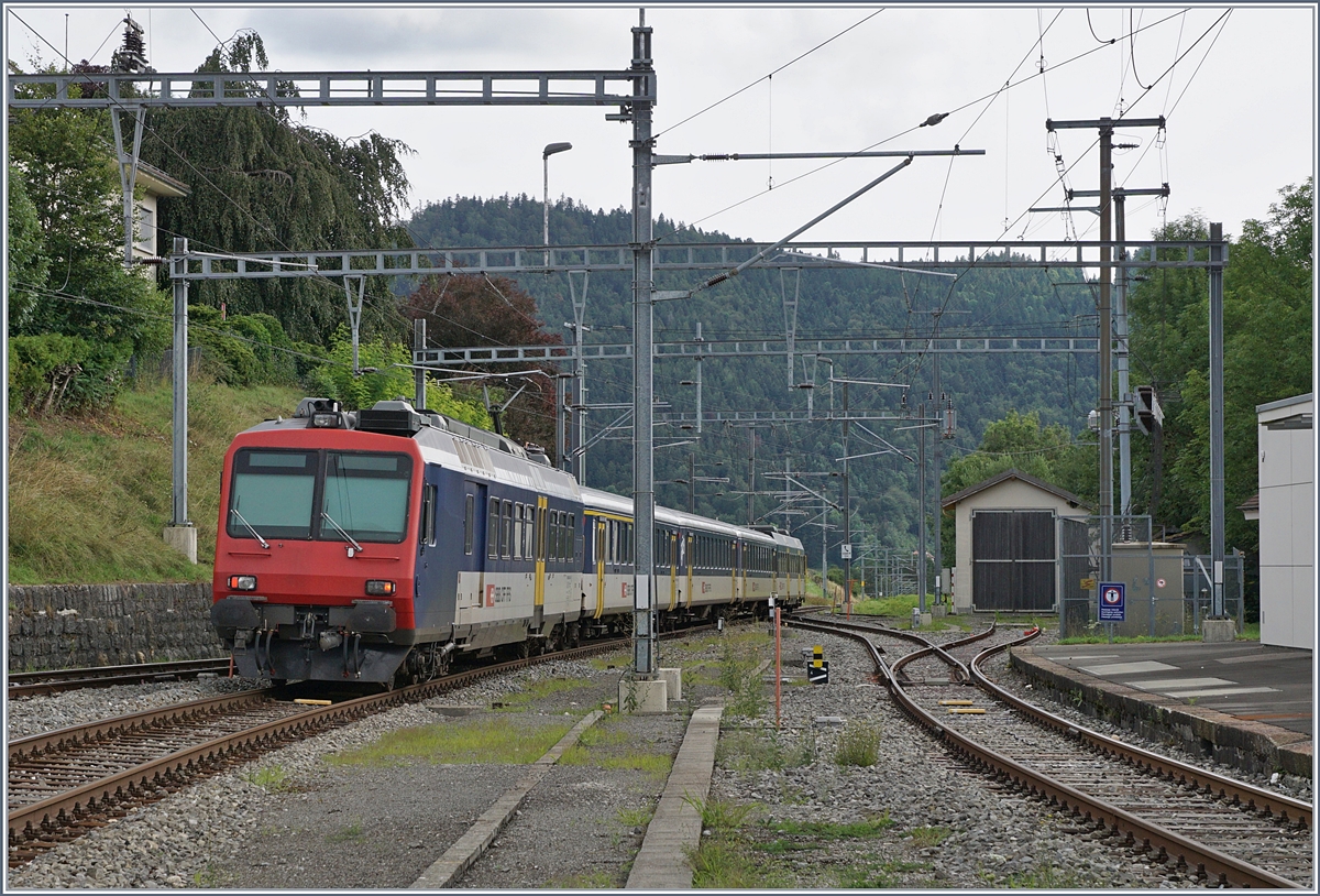 Der RE 18123 von Frasne nach Neuchâtel verlässt nach einem kurzen Halt den Bahnhof Travers. Der RE besteht aus folgenden Fahrzeugen: (Schluss -> Spitze) RBDe 562 004-2, AB 50 85 30-603-1, B 50 85 20-35 600-9, B 50 85 20-35 602-5 und dem Bt 50 85 29-35 952-5.

13. August 2019