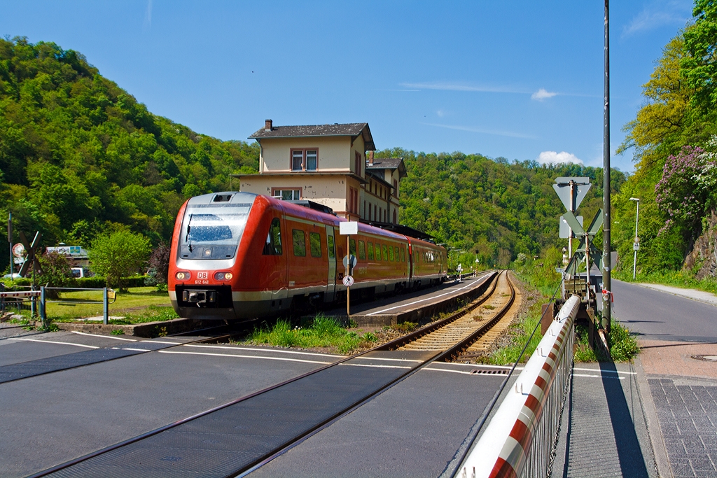 Der  RegioSwinger  Dieseltriebwagen mit Neigetechnik 612 641 / 141 der DB Regio fährt am 05.05.2013, als RE 25  Lahntalexpress  (Koblenz Hbf - Limburg/Lahn - Wetzlar - Gießen - Wetzlar) durch den Bahnhof Balduinstein  weiter in Richtung Wetzlar. 