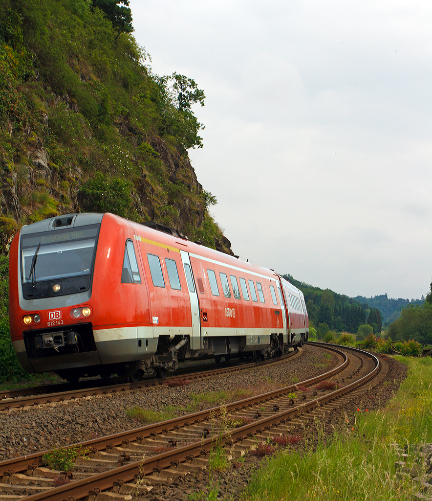Der  RegioSwinger  ein Dieseltriebzug mit Neigetechnik 612 143 / 612 643 (95 80 0612 143-7 D-DB / 95 80 0612 643-6 D-DB) der DB Regio fährt am 26.05.2014 als RE 25  Lahntalexpress  Gießen – Wetzlar – Limburg (Lahn) – Koblenz Hbf durch Runkel. 

Der Triebzug wurde 2002 von Bombardier unter den Fabriknummern 23769 / 23770 gebaut.