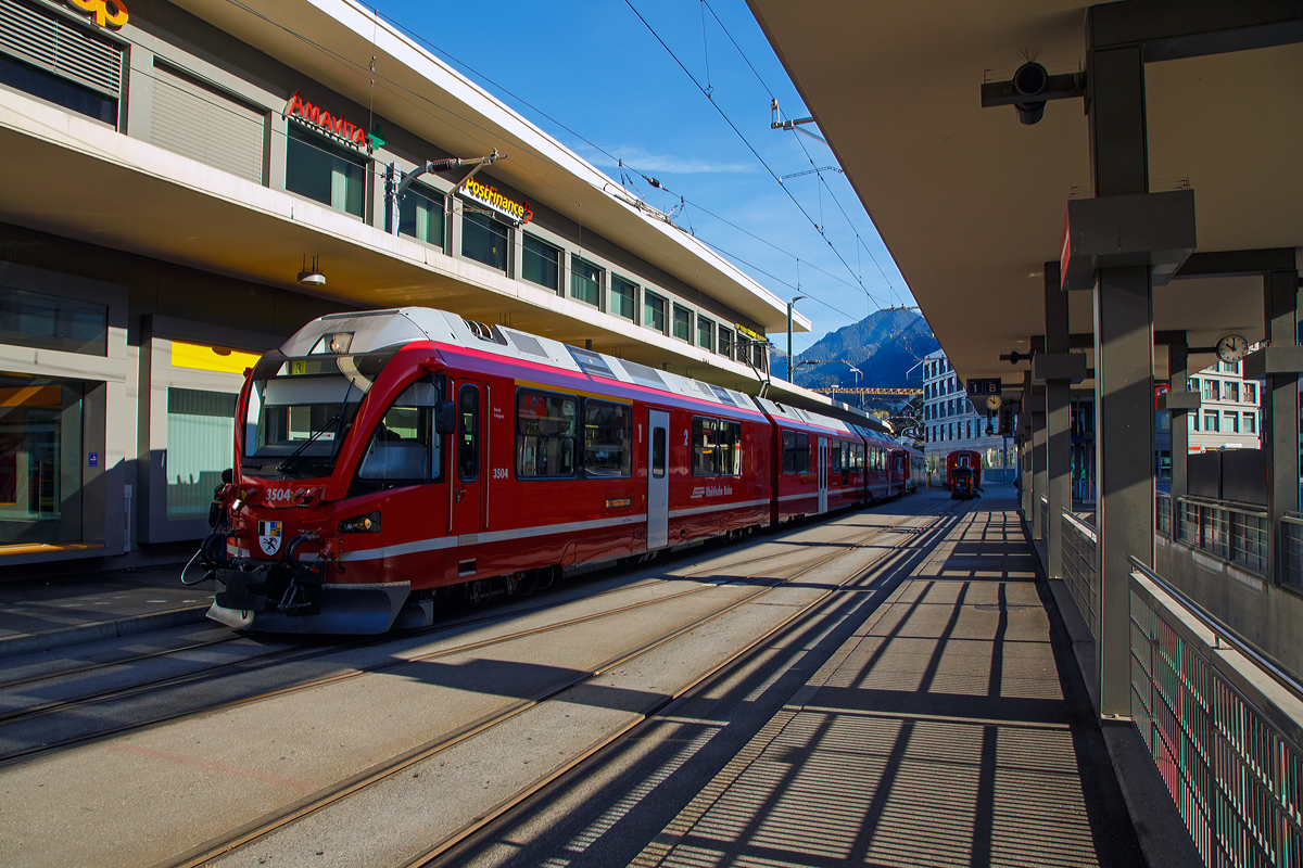 
Der RhB ALLEGRA-Zweispannungstriebzug (RhB ABe 8/12) 3504  Dario Cologna  steht am 01.11.2019 in Chur als Regio-Zug nach Arosa bereit.