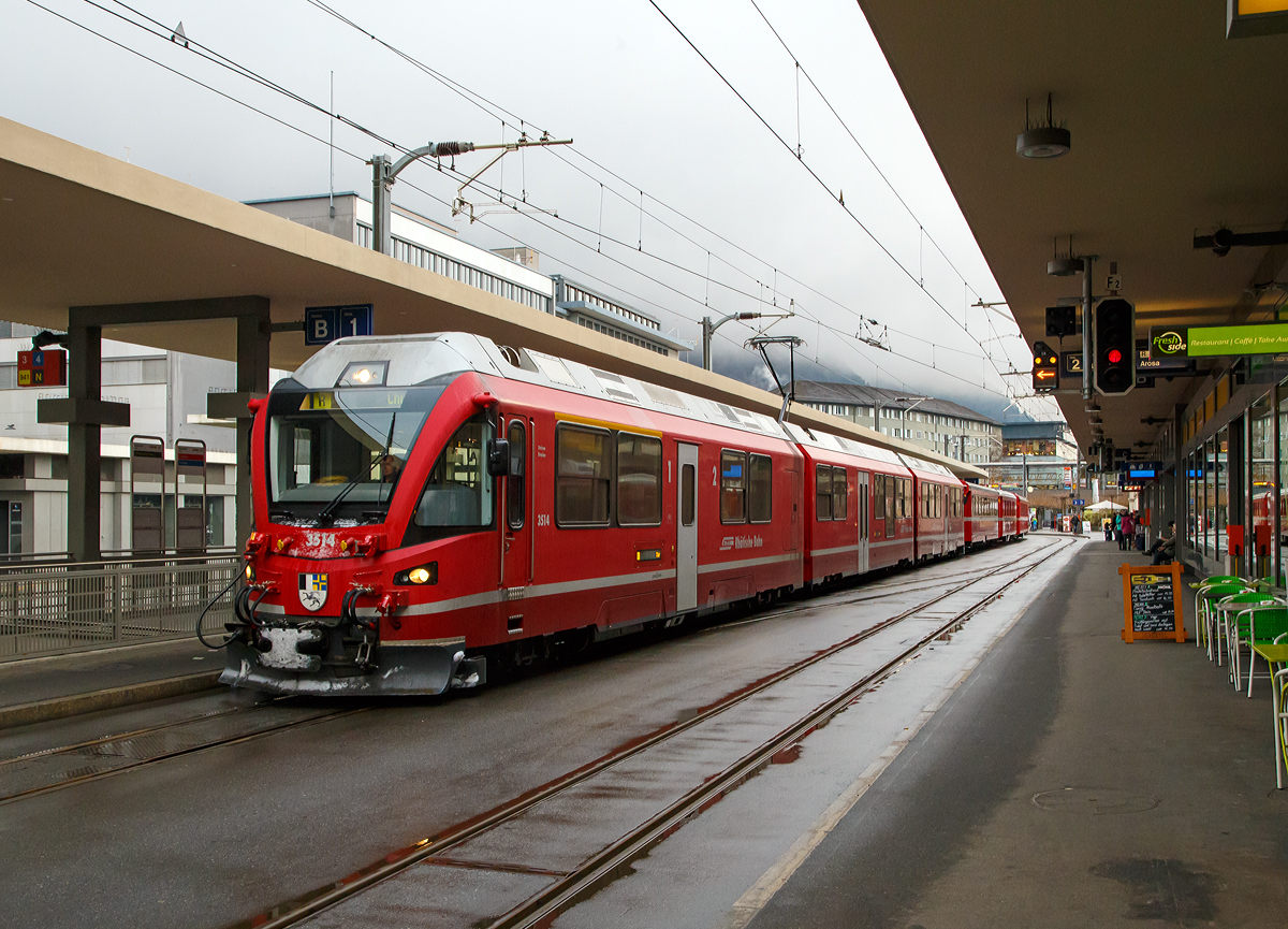 
Der RhB Regio-Zug aus Arosa trifft am 17.02.2017 in Chur ein, der Zug besteht aus dem 3-teiligen ALLEGRA-Zweispannungstriebzug (RhB ABe 8/12) 3514  Steivan Brunies  mit 4 angehangenen Personenwagen.  

Dieser Zweispannungstriebzug ist nicht nur hochmodern, sondern verbirgt in seinem Innern wesentliche Innovationen und viel Power. Die mehrsystemf�hige Antriebsausr�stung bringt eine Leistung von 2,6 MW, zudem haben die Triebz�ge eine hohe Anfahrzugkraft von 260 kN. Hier auf der Arosabahn (Chur–Arosa) wie auf der Bahnstrecke Landquart–Davos Platz im 11 kV 16.7 Hz Wechselstrombetrieb wird mit 11 kV 16.7 Hz Wechselstrom gefahren, die Arosabahn hat dabei eine Maximalsteigung von 60 ‰. Auf der Berninabahn (St. Moritz–Tirano) mit einer Maximalsteigung 70 ‰ wird mit 1.000 V Gleichstrom gefahren, auf der Arosabahn und der Bahnstrecke Landquart–Davos Platz im 11 kV 16.7 Hz Wechselstrombetrieb.

TECHNISCHE DATEN der RhB ABe 8/12: 
Nummerierung:  3501–3515
Anzahl:  15
Hersteller:  Stadler Rail
Baujahre:  2009–2010
Achsformel:  Bo’Bo’+2’2’+Bo’Bo’
Spurweite:  1.000 mm (Meterspur)
L�nge �ber Puffer:  49.500 mm
H�he:  3.800 mm
Breite:  2.650 mm
Leergewicht:  106 t
H�chstgeschwindigkeit:  100 km/h
Max. Leistung (am Rad):  2.600 kW bei AC / 2.400 kW bei DC
Anfahrzugkraft:  260 kN
Treibraddurchmesser:  810 mm (neu) / 740 mm (abgenutzt)
Laufraddurchmesser:  685 mm  (neu) / 635 mm (abgenutzt)
Achsabstand im Motordrehgestell: 2.000 mm
Achsabstand im Laufdrehgestell: 1.800 mm
Stromsystem:  11 kV 16.7 Hz AC und 1 kV DC
Anzahl der Fahrmotoren:  8
Sitzpl�tze:  1. Klasse: 24 / 2. Klasse: 76 + 14 Klappsitze
Fu�bodenh�he:  480 mm Niederflur / 1.050 mm Hochflur
Niederfluranteil:  22 % 
Anh�ngelast auf 70‰: 140 t
Anh�ngelast auf 35‰: 245 t
