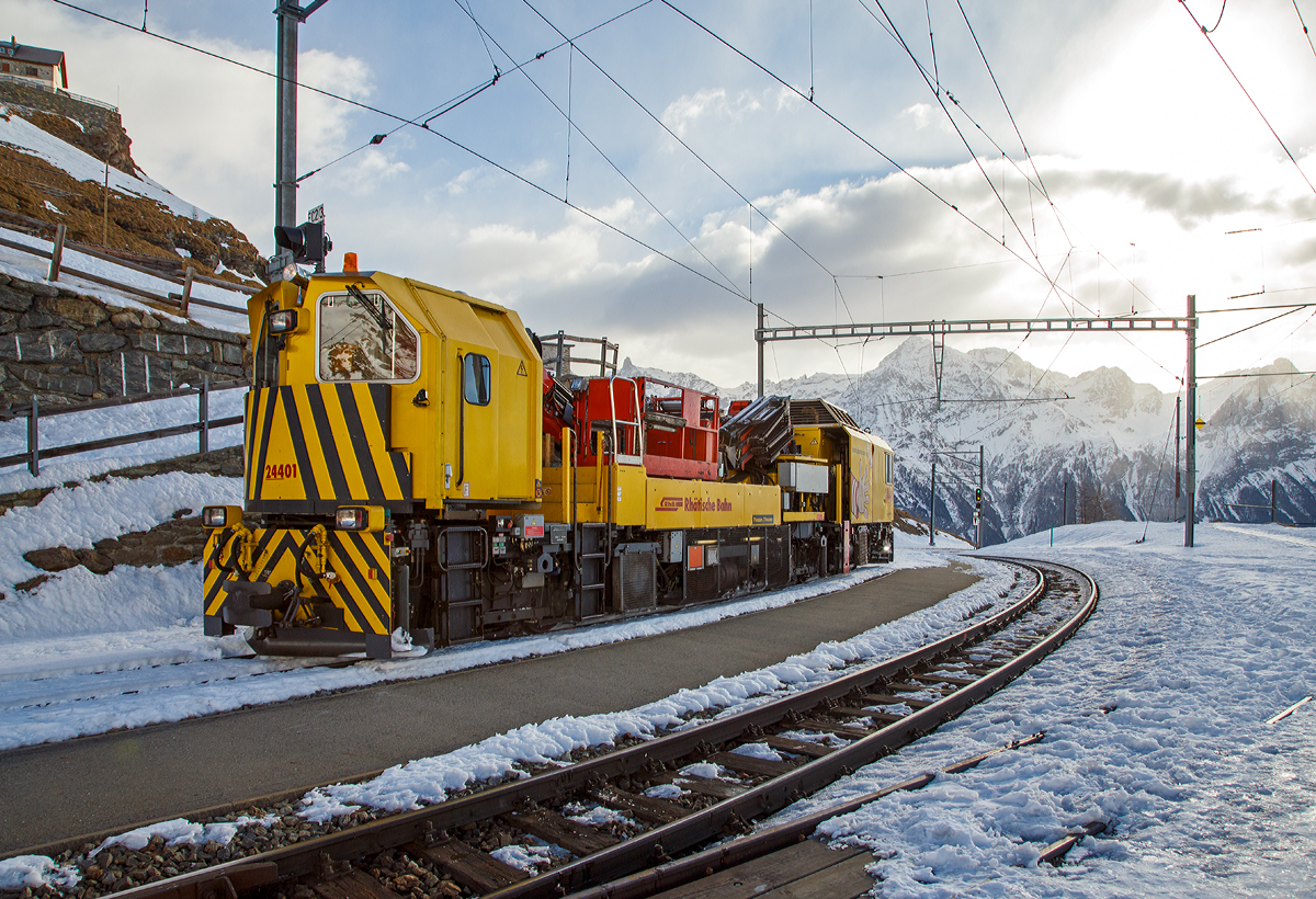 Der RhB (Rh�tische Bahn) Xmf 6/6 24401, ex 92020, ein Fahrleitungsturmwagen vom Typ Plasser & Theurer MTW 100.160 f�hrt am 20.02.2017 vom Bahnhof Alp Gr�m (2.091 m �. M.) hinab in Richtung Tirano. 

Der MTW 100.160 wurde 2007 von Plasser & Theurer unter der Maschinen-Nr. 934 gebaut. 

TECHNISCHE DATEN: 
Spurweite: 1.000 mm (Meterspur)
Achsformel: Bo’+Bo’Bo’
Baujahr: 2007
L�nge �ber Puffer: 19,26 m
Drehzapfenabstand: 5,35 m / 8,50 m
Achsabstand im Drehgestell: 1.800 mm
Leistung  der  Dieselmotoren: 2 x 395 kW
Eigengewicht: 69,00 t
H�chstgeschwindigkeit: 90 km/h (eigen oder geschleppt)