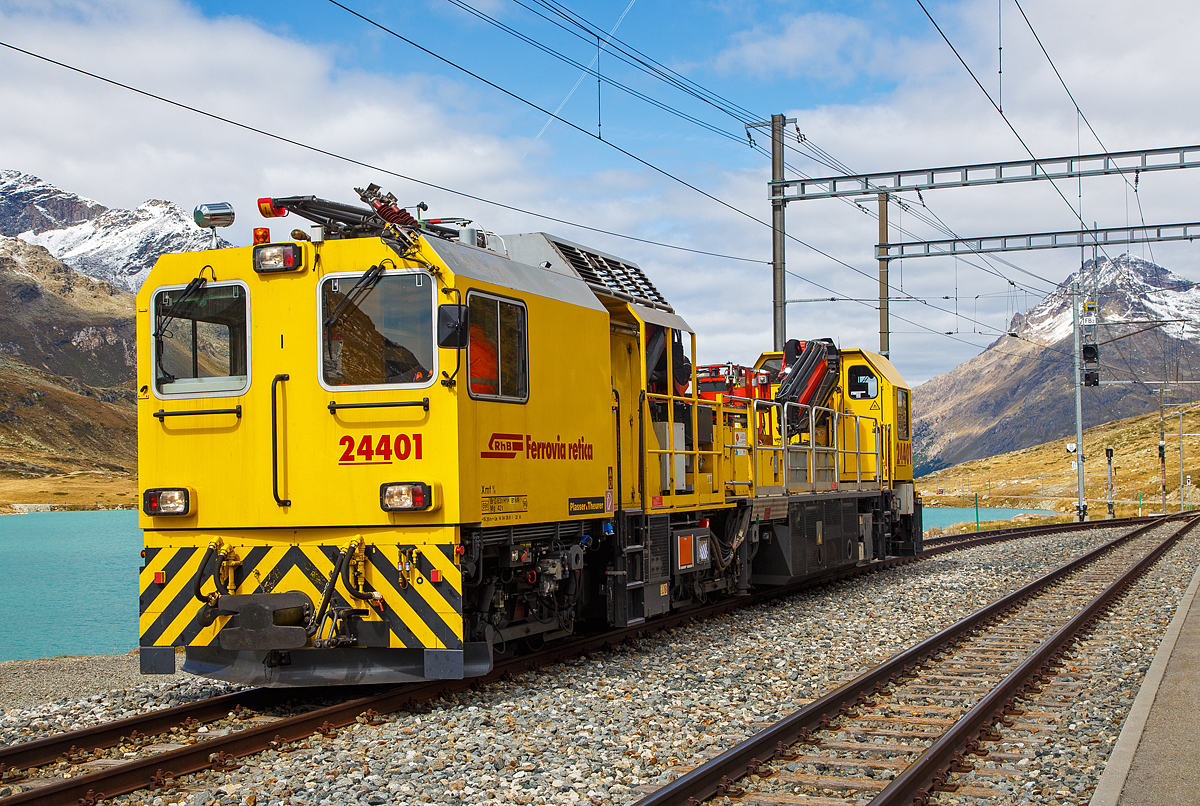Der RhB (Rh�tische Bahn) Xmf 6/6 24401, ex 92020, ein Fahrleitungsturmwagen vom Typ Plasser & Theurer MTW 100.160 ist am 13.09.2017, auf dem h�chsten Punkt der Berninabahn (2.256 m �. M.), beim Bahnhof Ospizio Bernina (Bernina Hospiz) abgestellt. Ospizio Bernina ist auch die h�chstgelegene Bahnstation im Netz der Rh�tischen Bahn.

Der MTW 100.160 wurde 2007 von Plasser & Theurer unter der Maschinen-Nr. 934 gebaut.

TECHNISCHE DATEN:
Spurweite: 1.000 mm (Meterspur)
Achsformel: Bo’+Bo’Bo’
Baujahr: 2007
L�nge �ber Puffer: 19,26 m
Drehzapfenabstand: 5,35 m / 8,50 m
Achsabstand im Drehgestell: 1.800 mm
Leistung der Dieselmotoren: 2 x 395 kW
Eigengewicht: 69,00 t
H�chstgeschwindigkeit: 90 km/h (eigen oder geschleppt) 