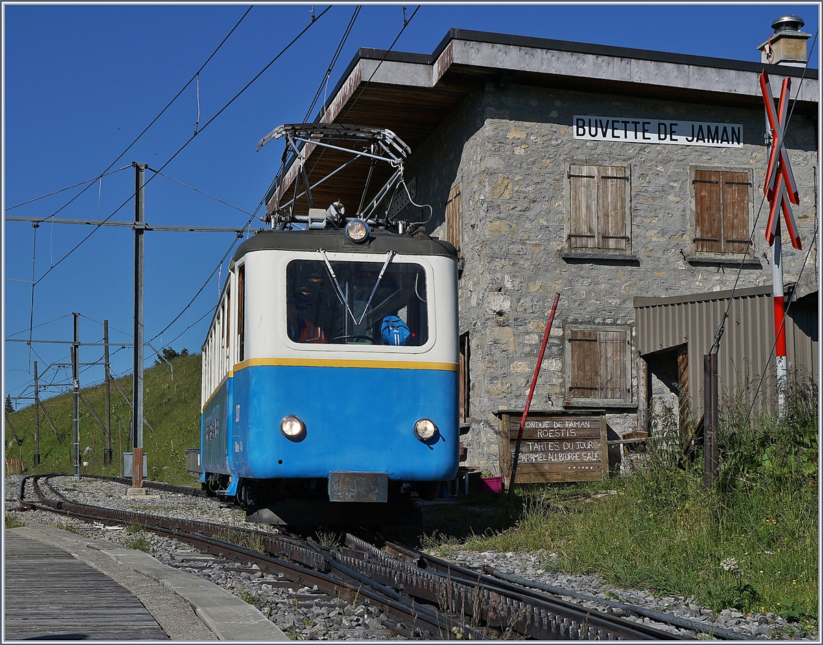 Der Rochers de Naye Bhe 2/4 207 verlässt Jaman Richtung Montreux.
1. Juli 2018
