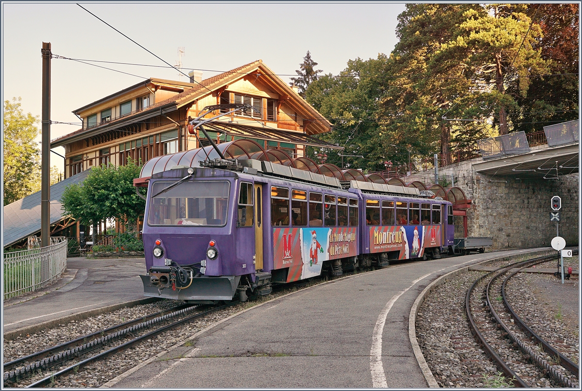 Der Rochers de Naye Bhe4/8 303 beim Halt in Glion.
1. Juli 2018