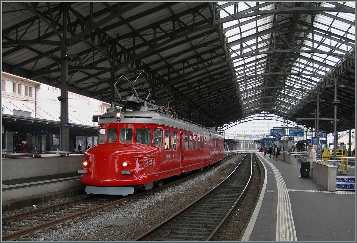 Der  Rote PFeil  der Churchill Peil RAe 4/8 1021 in Lausanne.
12. Mai 2016