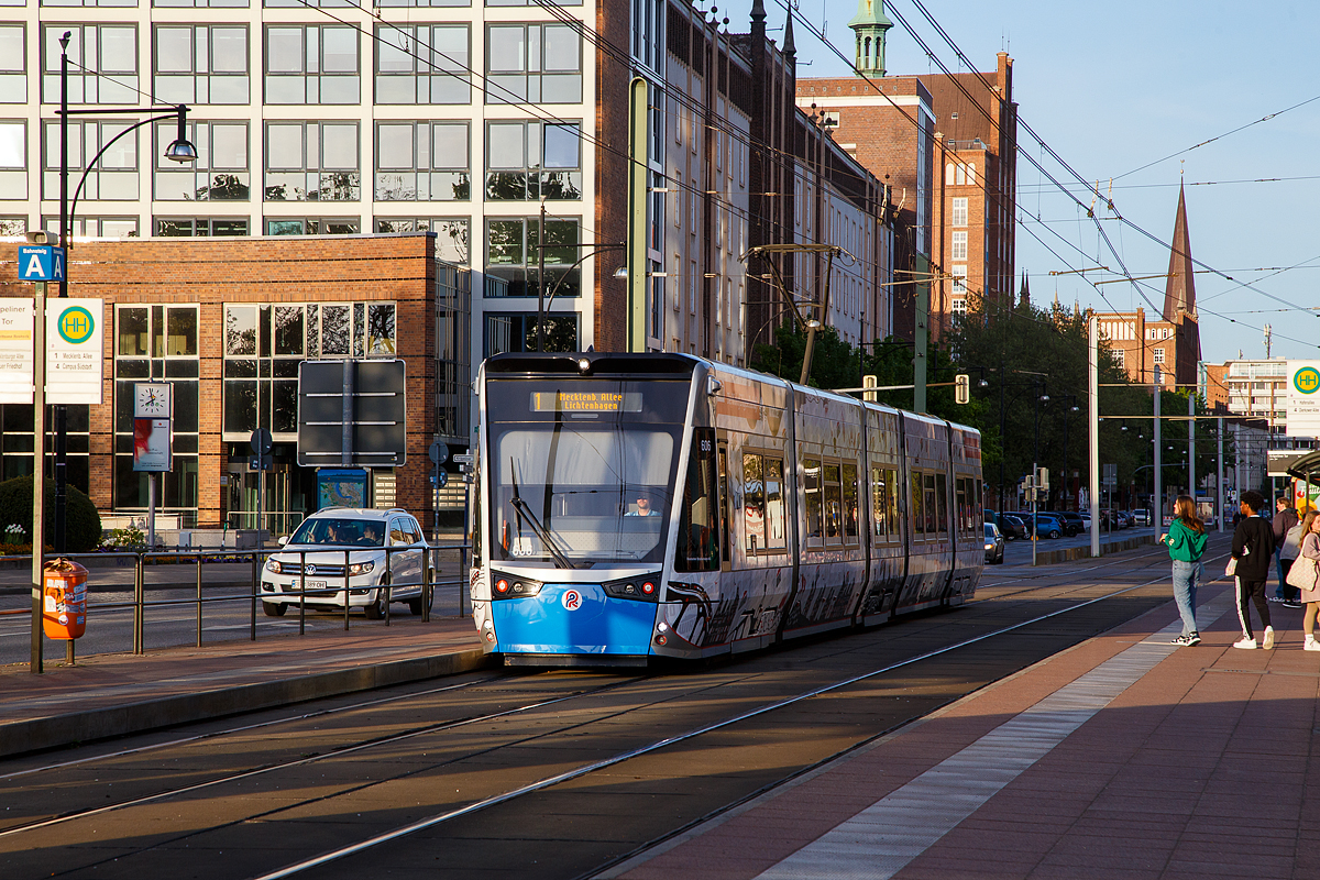 Der RSAG 606 ein Niederflur-Gelenktriebwagen, ein Vossloh Tramlink (RSAG Typ 6N2 der Rostocker Stra�enbahn AG erreicht am 14.05.2022 die Station Kr�peliner Tor.

Zwischen 2011 und 2014 erhielt die Stra�enbahn Rostock von Vossloh Kiepe neue 5-teiligen Multigelenk-Triebfahrzeuge vom Typ Tramlink 6N2, welche seit Dezember 2014 schrittweise die Tatra-Trieb- und die Niederflur-Beiwagen ersetzten.

Die neuen 5-teiligen Multigelenk-Triebfahrzeuge vom Typ Tramlink 6N2 sind 100-prozentigen Niederflurstra�enbahnen, Es sind 100-prozentige Niederflur-Einrichtungstriebwagen die speziell auf die infrastrukturellen Gegebenheiten und die Charakteristik der Stadt Rostock zugeschnitten wurden.

Dank wassergek�hltem Antrieb und der doppelten Federstufe zwischen den Rads�tzen und den Wagenk�sten sind die Stra�enbahnen sehr leise und vibrationsarm und bieten einen hohen Fahrkomfort. Auf dem Fahrzeugdach befindliche Doppelschichtkondensatoren, sogenannte Supercaps, speichern die beim Bremsvorgang entstehende Energie, um diese anschlie�end wieder zum Anfahren und zur Begrenzung der Anfahrstr�me sowie f�r Heizung und Klimatisierung einzusetzen.

Die Innendecke der Stra�enbahnen ist als zeitloses Fotodesign konzipiert. Durch dieses Fotodesign wird ein luftiges, gro�z�giges Raumgef�hl geschaffen, welches auch bei hohem Fahrgastaufkommen f�r das Auge beruhigende Blickpunkte nach oben bietet. Der Innenraum der Stra�enbahnen wird dadurch optisch vergr��ert.

Technische Daten:
Spurweite: 1.435 mm
Fahrzeugl�nge: 32.000 mm
Fahrzeugbreite: 2.650 mm
Fahrzeugh�he: 3.510 mm
Einstiegsh�he: 290 mm
Anteil Niederflur: 100 %
Leergewicht: 41,8 t
T�ren: 6 (nur an der rechten Fahrzeugseite)
Sitzpl�tze: 71
Stehpl�tze: 139 (4 Pers./m�)
Raddurchmesser: 600 mm (neu) / 520 mm (abgenutzt)
Fahrdrahtspannung: DC 600 V; umschaltbar auf DC 750 V
Antrieb: 4 x 100 kW
H�chstgeschwindigkeit: 70 km/h
Zulassung: BOStrab
Besonderheiten: Energiespeicher zur Reduzierung der Anfahrstr�me