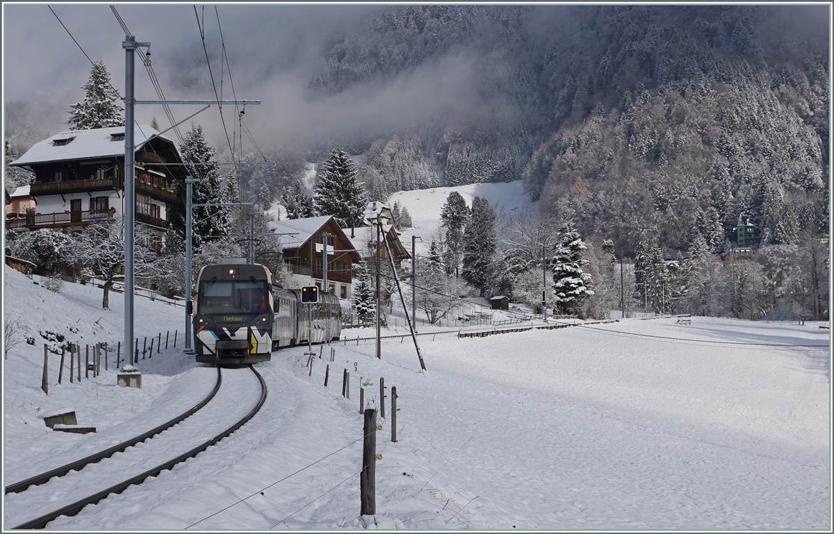 Der von Sarah Morris als  Monarch  gestaltete MOB Be 4/4 5001 mit seinen Steuerwagen Bt 241 und ABt 341 ist bei Les Avants auf dem Weg von Zweisimmen nach Montreux. 

2. Dez. 2020