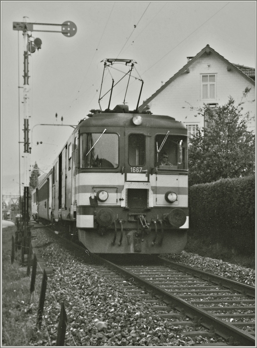 Der SBB De 4/4 1667 verlässt Menziken SBB mit einem Regionalzug Richtung Beromünster.
Analoges Bild, August 1984