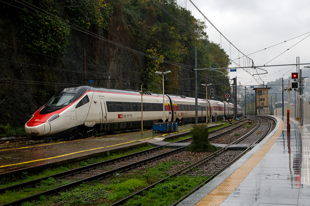 
DER SBB ETR 610.007 (93 85 5 610 007-2 CH-SBB) ein ETR 610 der 1.Serie, verlässt am 03.11.2019 als EC 358 (Milano Centrale – Basel SBB), den Bahnhof  Como San Giovanni in Richtung Chiasso.