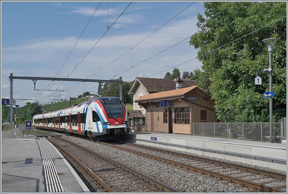 Der SBB LEX RABe 522 228 als SL5 Léman Express von La Plaine nach Genève bei Russin unterwegs.

23. Juni 2021