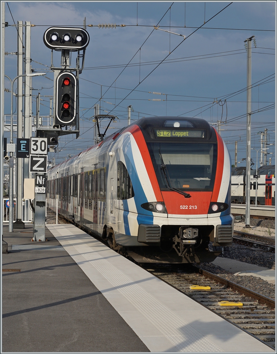 Der SBB LEX RABe 522 213 erreicht als SL2 von Annecy nach Coppet Annemasse. Dieser RABe 522 wurde erst nachträglich als LEX RABe 522 umgerüstet, er verkehrte vorher unter anderem auf der Strecke Biel/Bienne - Meroux als  normaler  RABe 522. 

28. Juni 2021