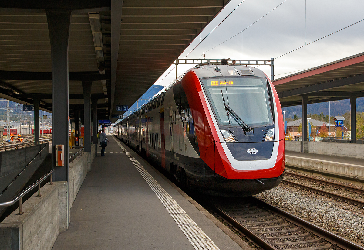 
Der SBB RABe 502.209  (94 85 0 502 209-5 CH-SBB) als IR 13 (Chur – Zürich HB) erreicht am 04.11.2019 den Bahnhof Landquart.

Die SBB RABDe 502 für den InterCity-Verkehr und die SBB RABe 502 für den InterRegio-Verkehr sind doppelstöckige Triebzüge für den Fernverkehr der Schweizerischen Bundesbahnen (SBB) des Herstellers Bombardier Transportation. Von der SBB als FV-Dosto und vom Hersteller Bombardier Twindexx Swiss Express (wobei sich dieser mehr eingeprägt hat) bezeichneten Züge basieren auf der Plattform Bombardier Twindexx. Die ersten Züge hätten ab 2013 geliefert werden sollen. Nach mehr als vier Jahren Verzögerung kamen sie ab 2018 schrittweise zum Einsatz. 
Es existieren drei Varianten:
RABDe 502.0, IC-Version,  achtteilig,  200 m lang (mit Speisewagen);
RABe 502.2, IR-Version,  achtteilig,  200 m lang (ohne Speisewagen) und
RABe 502.4, IR-Version,  vierteilig,  100 m lang
Der große Unterschied zwischen den RABDe 502.0 und den RABe 502.2 liegt darin dass der RABDe 502.0 einen Speisewagen führt und auch 80 Sitzplätze weniger hat.

Vom Weiten sind die RABDe 502.0, IC-Version, daran zu erkennen, dass der fünfte Wagen  (Speisewagen) im Bereich der Oberstockfester „rot“ lackiert sind.

Grundlegende Daten und Ausstattung
Alle Züge sind per Design ausgelegt für eine Geschwindigkeit von 230 km/h, zugelassen werden sie für eine Höchstgeschwindigkeit von 200 km/h. 
Für den InterRegio-Verkehr sind vorgesehen: 
9 Exemplare in der Version IR 100, einem vierteiligen Triebzug mit 100 Meter Länge mit 330 Sitzplätzen, sowie
30 Exemplare als achtteilige, 200 Meter lange Version IR 200 mit 682 Sitzplätzen.
Für den Intercity-Verkehr sind  23 Exemplare als Version IC 200, gleichfalls 200 Meter lang und mit acht Wagen, von denen einer ein Speisewagen ist. Dieser Zug bietet 606 Sitzplätze.

Einbauten sind in allen Versionen Businessabteile, elektronische Sitzplatzreservierung und Videoüberwachung. Zudem sind die Personenwagen wenig druckanfällig, da die Fahrzeuge auch in Deutschland fahren sollen und nach einschlägigen deutschen Normen gebaut und auch zugelassen werden. Vor allem im IC 200 enthalten sind ein großes Restaurant und ein Familienwagen. Auch die Toiletten sind grösser und pro Zug ist mindestens ein Wickeltisch enthalten.

Antriebstechnik
Der Bombardier Twindexx Swiss Express hat ein verteiltes Antriebssystem, in dem entweder sechs oder zwölf Fahrmotoren in den Drehgestellen der vier- oder achtteiligen Einheiten zum Einsatz kommen. Je sechs von acht Wagen bzw. drei von vier Wagen des Zuges sind angetrieben und somit sind es Triebzüge. Dies ist ein wesentlicher Unterschied zur Schwesterplattform Twindexx Vario (der DB), bei der antriebslose Doppelstockmittelwagen mit endständigen Doppelstocktriebwagen gekuppelt werden. 
Im Vergleich zu einem gleich langen Zug aus IC2000-Wagen und einer Re 460 Lokomotive soll das Antriebssystem wegen der eingebauten Synchronmotoren mit Permanentmagneten rund zehn Prozent weniger Energie verbrauchen.

Wankkompensation
Gegenüber anderen Doppelstock-Triebzügen zeichnet sich der Twindexx Swiss Express aber vor allem durch eine Variante der Neigetechnik, genannt WAKO (aktive Wank-Kompensation), aus. Diese Wankkompensation soll verhindern, dass sich der Wagenkasten in Bögen nach außen neigt, und so höhere Geschwindigkeiten in Kurven erlauben. Im Gegensatz zu aktiver Neigetechnik, die bis zu 8° Neigung erlaubt, sind es hier nur 2°. Im Vergleich zu einem sich im Bogen nach außen neigenden Doppelstockwagen ergibt sich somit ein Unterschied von bis zu 4°. Im Gegensatz zu aktiven Systemen soll die WAKO aufgrund der geringeren technischen Komplexität des Systems sehr ausfallsicher sein. Mit der Wankkompensation können, je nach Überhöhung Bögen ca. 9 bis 15 Prozent schneller durchfahren werden. Dazu wurde eine neue Geschwindigkeitsreihe „W“ eingeführt, die zwischen den Geschwindigkeitsreihen „R“ (für konventionelle Züge) und „N“ (Neigezüge) liegt.

Der Zug soll mittels WAKO, guter Beschleunigung sowie kleineren baulichen Maßnahmen die Fahrzeit der Strecke Bern–Lausanne von momentanen 66 Minuten auf unter 60 reduzieren, was in Lausanne die Einrichtung eines Taktknotens zur vollen und halben Stunde erlaubt.

Sollte sich die Technik jedoch nicht einsetzen lassen, können die Züge weiterhin ohne Wankkompensation verkehren. Als Vertragsstrafe müsste der Hersteller Bombardier die SBB mit bis zu 100 Millionen Franken entschädigen.

TECHNISCHE DATEN der RABe 502.2 
Nummerierung: 502 201–502 230
Anzahl: 30
Hersteller:  Bombardier Transportation, Werke Villeneuve (CH) und Görlitz (D)
Baujahre: ab 2012, Übernahme durch die SBB ab Dezember 2017
Spurweite:  1.435 mm (Normalspur)
Achsformel:  2’Bo’+2’Bo’+2’2’+2’2’+Bo’2’+Bo’2’+Bo’2’+Bo’2’
Länge über Kupplung: 200.600 mm
Höhe: 4.590 mm
Breite: 2.000 mm
Achsabstand im Drehgestell: 2.500 mm
Leergewicht: 453 t
Dienstgewicht: 539 t 
Radsatzfahrmasse: 18 t 
Höchstgeschwindigkeit: 200 km/h
Kurzzeitleistung: 7.500 kW
Anfahrzugkraft:  482 kN
Beschleunigung: 0,85 m/s²
Stromsystem:  15 kV 16,7 Hz
Anzahl der Fahrmotoren: 12 (Synchronmotoren mit Permanentmagnet)
Sitzplätze:  682, davon 181 (1. Klasse), 501 (2. Klasse)