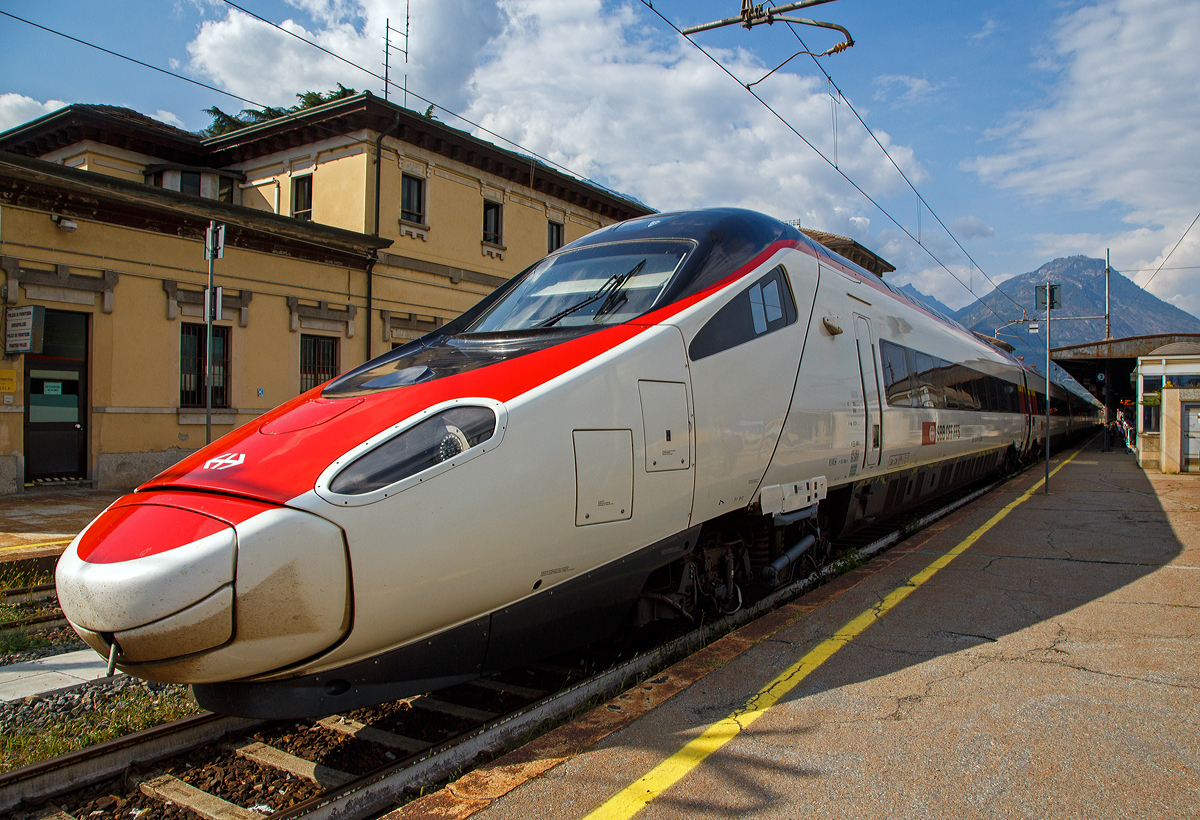 Der SBB RABe 503 015  (93 85 0 503 015-6 CH-SBB), ein SBB ETR 610 der 2.Serie, hat am 07.09.2021 als EC 39 (Genf/Genève - Milano Centrale) den Bahnhof Domodossola erreicht.

Seit 2018 bezeichnet die SBB die ETR 610 als „Astoro“, abgeleitet vom italienischen Begriff Astore für Habicht. Durch die lange Nase bezeichnen wir die ETR 610 (ETR italienische Bezeichnung für ElettroTreno Rapido) auch gerne als „Pinocchio“. Meine Frau hingegen bezeichnet sie gerne als „Delfin“, bedingt durch das Lächeln der Spitze, ein wenig kann ich es auch nachvollziehen.
