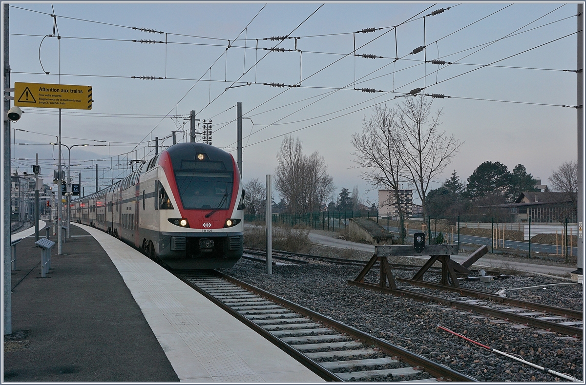 Der SBB RABe 511 026 und 036 erreichen auf dem einzigem mit 15 000 Volt 16 2/3 Hertz ausgerüsteten Gleis G den Bahnhof von Annemasse.

21. Jan. 2020