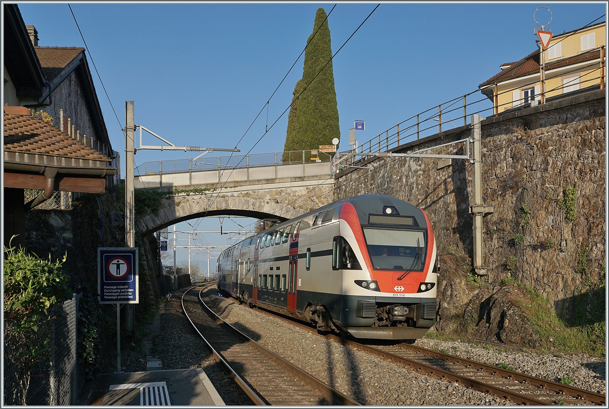 Der SBB RABe 511 114 fährt unter der schönen Steinbogenbrücke bei Rivaz durch.

1. April 2021