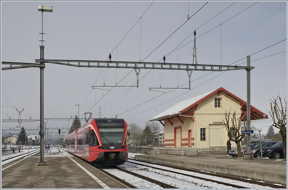 Der SBB RABe 526 285 verlässt Sonceboz-Sombeval als RE Richtung La Chaux de Fonds. 
Beachtenswert der schön hergerichtete Güterschuppen rechts im Bild. 

5. April 2019