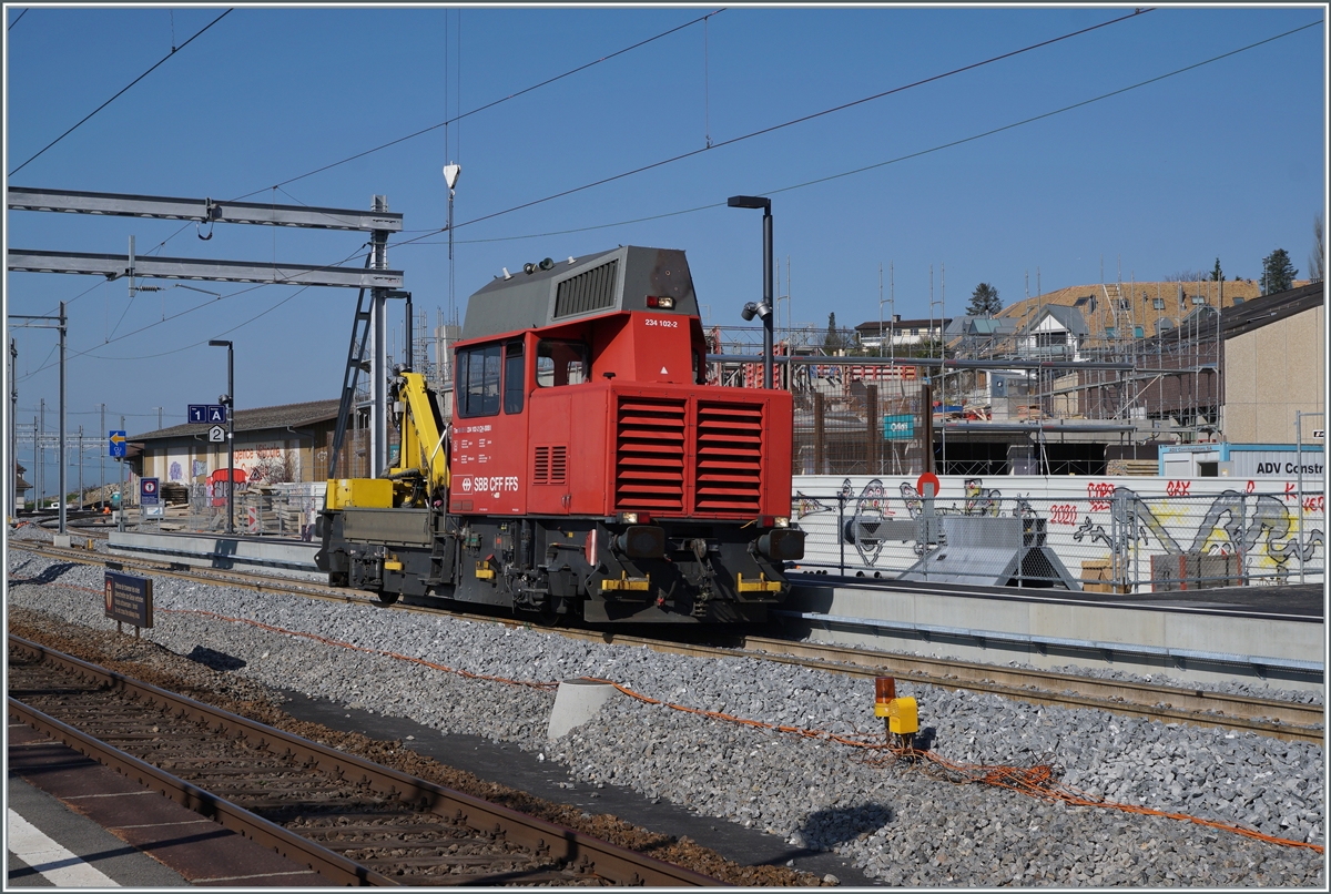 Der SBB Tm 234 102-2 (Tm 98 85 5 234 102-2 CH-SBBI) fährt in Cully über das umgebaute und  an diesem Tage wieder in Betrieb gesetzte Gleis 1 in Richtung Vevey.

1. April 2021