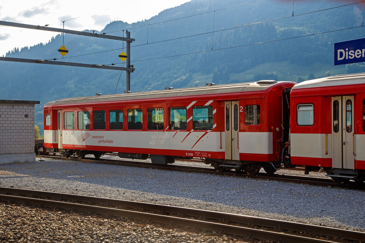 Der SIG EW I (bzw. Brünig Typ III) 2te Klasse Personenwagen MGB B 2088, ex BVZ B 2088, abgestellt am 07 September 2021 beim Bahnhof Disentis/Mustér. 

Die SBB wählten für ihre einzige Schmalspurbahn, die Brünigbahn (heute Teil der Zentralbahn) nicht FFA, sondern SIG als Lieferantin der Einheitswagen. Deren Entwurf hielt sich äußerlich stärker an das normalspurige Vorbild, indem Plattform und Toilette außerhalb der Einstiege angesetzt wurden. Die Einstiegstüren wurden über den Drehgestellen angeordnet. Der Sitzteiler in der 2. Klasse ist mit 1.540 mm sogar noch geringer als beim FFA EW I ausgefallen.

Der Beschaffung bei der SIG schlossen sich auch BOB und BVZ an. FO und die MOB, als einzige Adhäsionsbahn, verzichteten auf eine Endplattform, was den Wagen ein eigenartiges unsymmetrisches Aussehen gibt. 

So beschaffte  zwischen 1968 und 1975 die BVZ (heute MGB) mit den A 2071-2078 bzw. B 2281-2290 insgesamt 18 neue Einheitswagen. Die Fahrzeuge sind eng verwandt mit den Einheitswagen Typ III der SBB Brünigbahn sowie den Wagen der BOB. Dank ihrer Vielfachsteuerleitung werden sie gemeinsam mit den Steuerwagen Bt 2251-2254 im Pendelzugdienst eingesetzt, häufig sind bzw. waren sie auch im  Glacier Express  anzutreffen. Zwei der Erstklasswagen wurden zwischenzeitlich mit einem Gepäckabteil bestückt und als AD 2077-2078 bezeichnet. Nach der Fusion der BVZ mit der FO zur Matterhorn Gotthard Bahn (MGB) wurden Modifizierungen an der Belüftung durchgeführt und zusätzliche Aggregate auf dem Dach montiert.

Da die Wagen für den Einsatz auf Zahnradbahnen konzipiert sind, wurde möglichst gewichtssparend gebaut. Es gibt (außer früher bei den Brünig AB) nur ein WC. Der Kasten ist aus Aluminium.

Technische Daten:
Baujahr: 1975 (1997 Umbau)
Spurweite: 1.000 mm
Länge über Puffer : 18.070 mm
Wagenkastenlänge: 17.300 mm
Drehzapfenabstand: 12.830 mm
Drehgestelle: SIG-66 mit Bremszahnrad
Eigengewicht: 13,4 t
Sitzplätze: 64 in der 2. Klasse
Zul. Höchstgeschwindigkeit: 90 km/h
Zugelassen für Netz der: MGB und RhB
