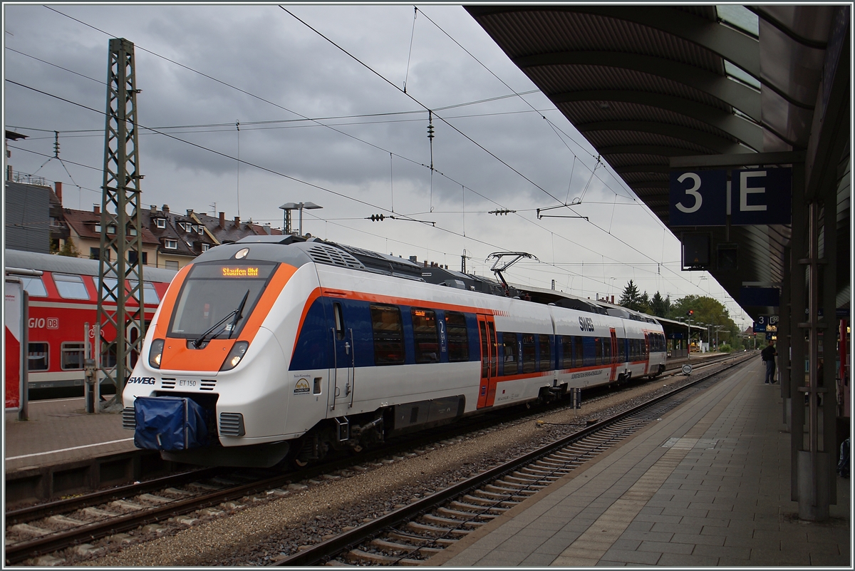 Der SWEG ET 150 (UIC 9480 1442 650-6 D-SWEG) wartet in Freiburg im Breisgau auf die Abfahrt nach Staufen.
17. Sept. 2015