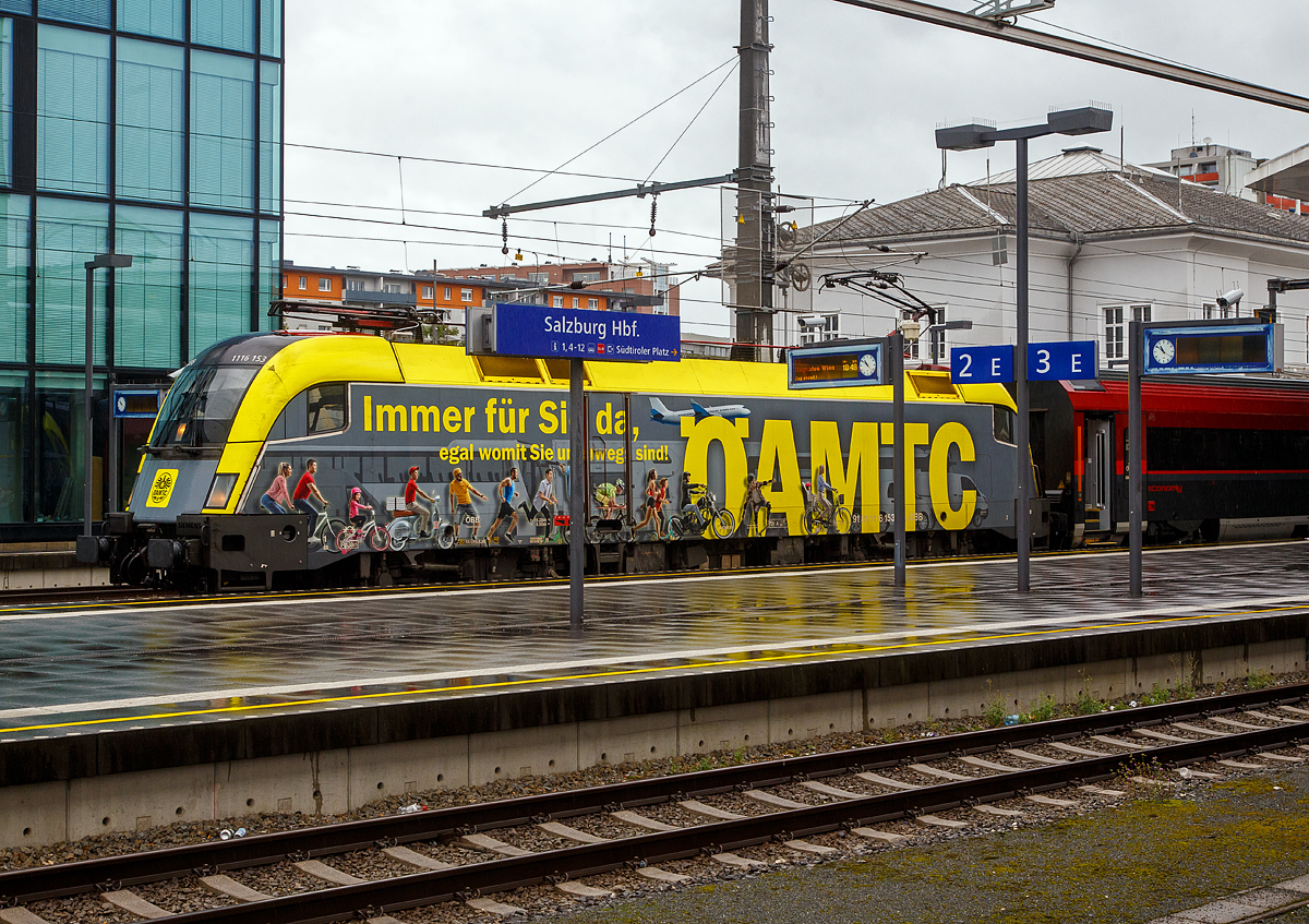 Der Taurus II ÖBB 1116 153 (A-ÖBB 91 81 1116 153-8), mit Werbung für den österreichische Automobil-, Motorrad- und Touringclub „ÖAMTC“ hat am 11.09.2022 mit einem ÖBB Railjet den Hauptbahnhof Salzburg erreicht.

Die Elektrische Universallokomotive vom Typ Siemens ES64U2  (Taurus II)  wurde 2003 von Siemens im TS Werk Linz unter der Fabriknummer 20874 gebaut und an die ÖBB (Österreichische Bundesbahnen) als 1116 153-6 geliefert. Sie hat die Zulassungen für Österreich und Deutschland.
