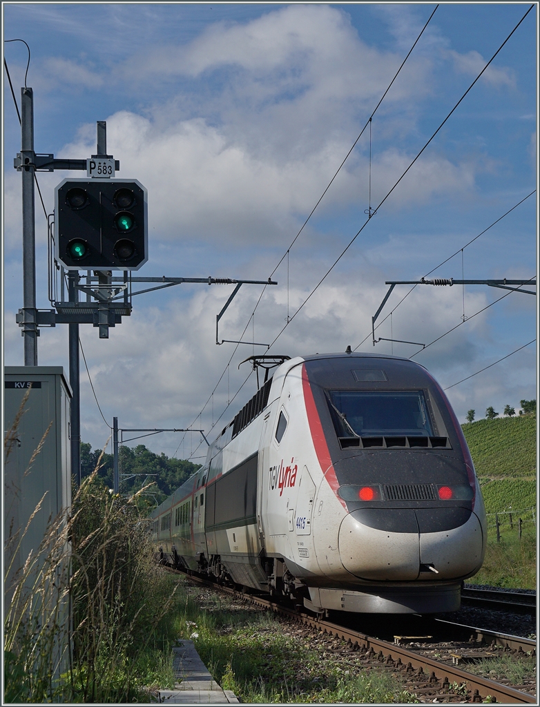 Der TGV Lyria 9768 auf dem Weg von Genève (9:42) nach Paris (12:46) verlässt Russin und nach wenigen Kilometern die Schweiz.
20. Juni 2016