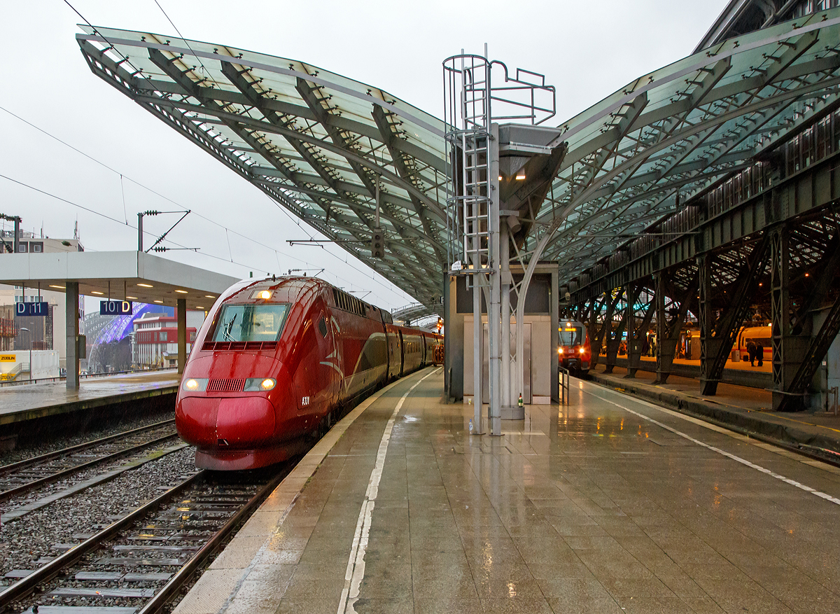 
Der Thalys PBKA 4331 steht am 08.02.2016 im Hbf Köln, für die Fahrt nach Paris, bereit.  Es gibt 17 Triebzüge, davon befinden sich 7 im Eigentum der SNCB, 6 der SNCF, je 2 der NS und der DB. Dieser ist im Eigentum der NS. Bei der Deutschen Bahn werden die Thalys-PBKA-Triebzüge, als „Baureihe 409“ bezeichnet. 