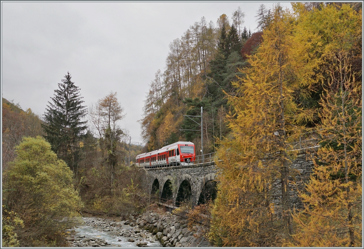 Der TMR Region Alps RABe 525 041 (UIC 94 85 7525 041-0 CH-RA) ist von Orsières nach Sembrancher nach unterwegs und wird sein Ziel in Kürze erreichen. Mit den Lärchen im Vordergrund eines meiner Lieblingsbild der Serie und bei  schönem  Wetter wohl kaum machbar, da Szene im Gegenlicht wäre.

5. November 2020 