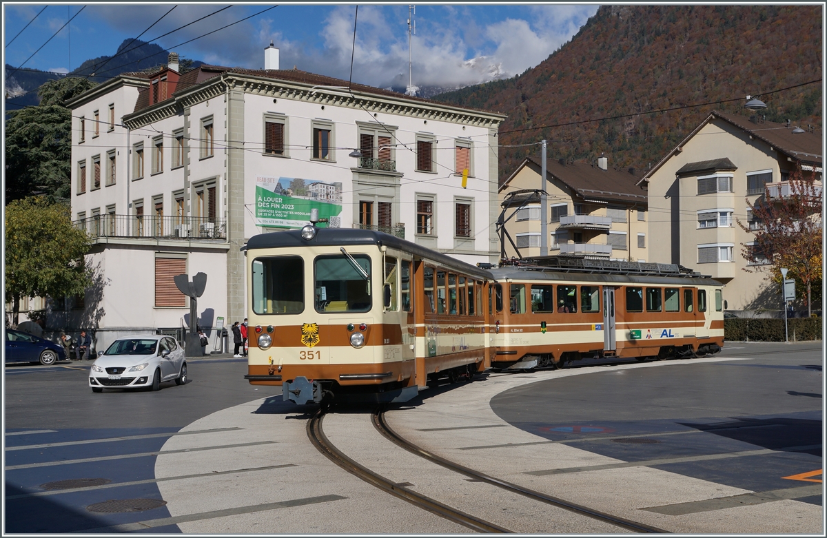 Der TPC A-L BDeh 4/4 302 mit seinem Bt 351 verl�sst Aigle in Richtung Leysin. Beide Fahrzeuge tragen noch das A-L Farbschema. 

5. November 2021
