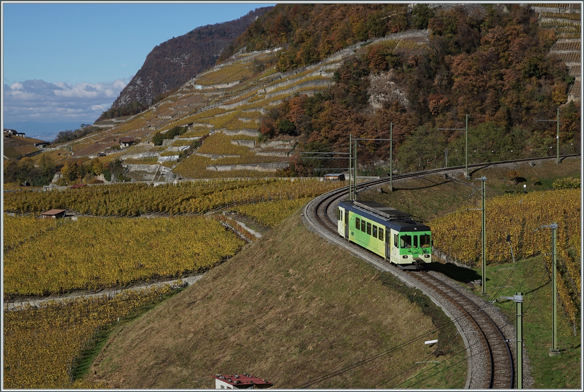 Der TPC ASD BDe 4/4 402 ist Regionalzug 435 von Plambuit nach Aigle in den Weibergen oberhalb von Aigle unterwegs. Wenn auch nur von ein paar Pixel im linken Bildteil angedeutet reicht der Blick bis zum Lac Léman und Lausanne sowie zum Jura.

5. November 2021