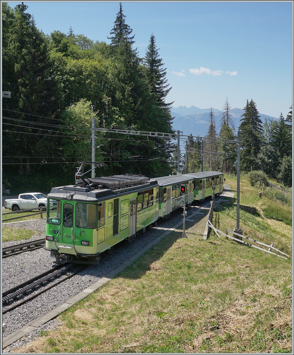 Der TPC BVB BDeh 4/4 82 verlässt den Bahnhof Col-de-Soud in Richtung Villars s/O. 

19. August 2023