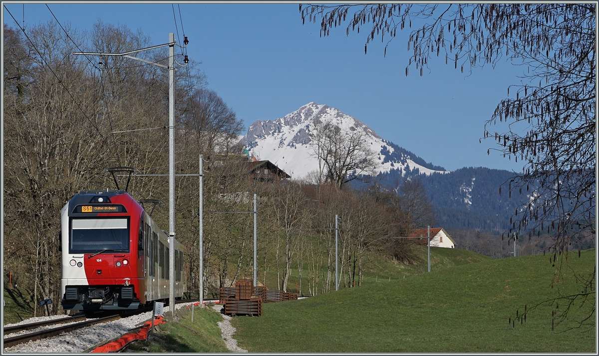 Der TPF SURF (S�rie Unifi�e Romande pour R�seau Ferr� m�trique) ABe 2/4 + B + Be 2/4 104 f�hrt als S 50 kurz nach Remaufens in Richtung Ch�tel St-Denis.
26. M�rz 2016