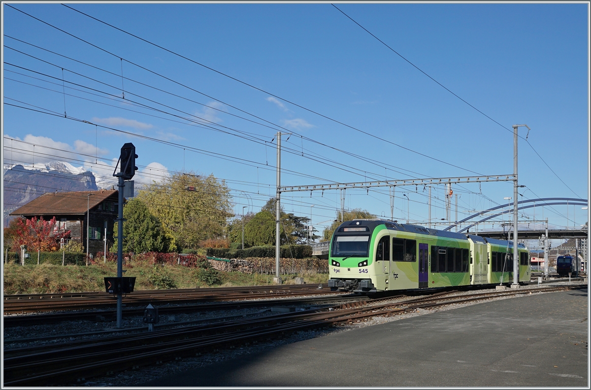 Der TPS AOMC/ASD Beh 2/6 545  La Dent jaune  ist kurz nach der Abfahrt in Aigle auf dem Weg nach Monthey.

5. November 2021