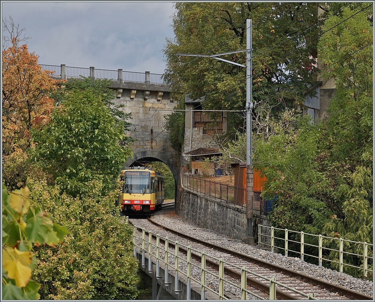Der TRAVYS / OC Be 4/8 003 ist auf dem Weg nach Chavornay und überquert kurz vor dem Halt St-Eloi die Orbe. 
15. Aug. 2022