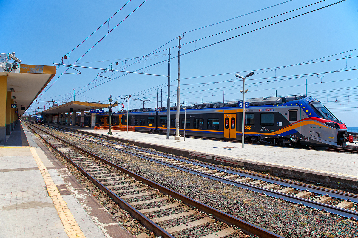 Der Trenitalia „pop“ ETR 104 083, ein vierteiliger Alstom Coradia Stream, verlässt am 20.07.2022 den Bahnhof Catania Centrale in Richtung Bicocca bzw. Syrakus (Siracusa).

Beim Alstom Coradia Stream handelt es sich um einen für den europäischen Markt entwickelten elektrischen Niederflurtriebzug für den Regional- und Intercity-Verkehr. Die Trenitalia erteilte Alstom im August 2016 einen Rahmenauftrag zur Lieferung von 150 Coradia-Zügen. Der Coradia Stream wird von der italienischen Eisenbahngesellschaft „Pop“ genannt und wird in verschiedenen italienischen Regionen eingesetzt. Er soll modular aufgebaut und damit einfacher für verschiedene Bedürfnisse anpassbar sein. Diese Lösung wird an verschiedene Konfigurationen und Kapazitätsanforderungen für den Regional- und Nahverkehr angepasst. 

Alle Coradia Stream für die Trenitalia werden in Italien in den Werken in Savigliano, Sesto San Giovanni und Bologna gefertigt.

TECHNISCHE DATEN:
Bezeichnung: ETR.103 (3-Teiler) / ETR.104 (4-Teiler)
Spurweite: 	1.435 mm (Normalspur)
Achsformel: Bo'(2')(2')Bo' (ETR 103) / Bo'(2')(2')(2')Bo' (ETR 104)
Länge über Puffer: 65,7 m (ETR 103) / 84,2 m (ETR 104)
Höchstgeschwindigkeit: 160 km/h
Leistung: 2.000 kW
Stromsystem: 3.000 V DC (=)
Sitzplätze: 	239 (ETR 103) / 321 (ETR 104)
