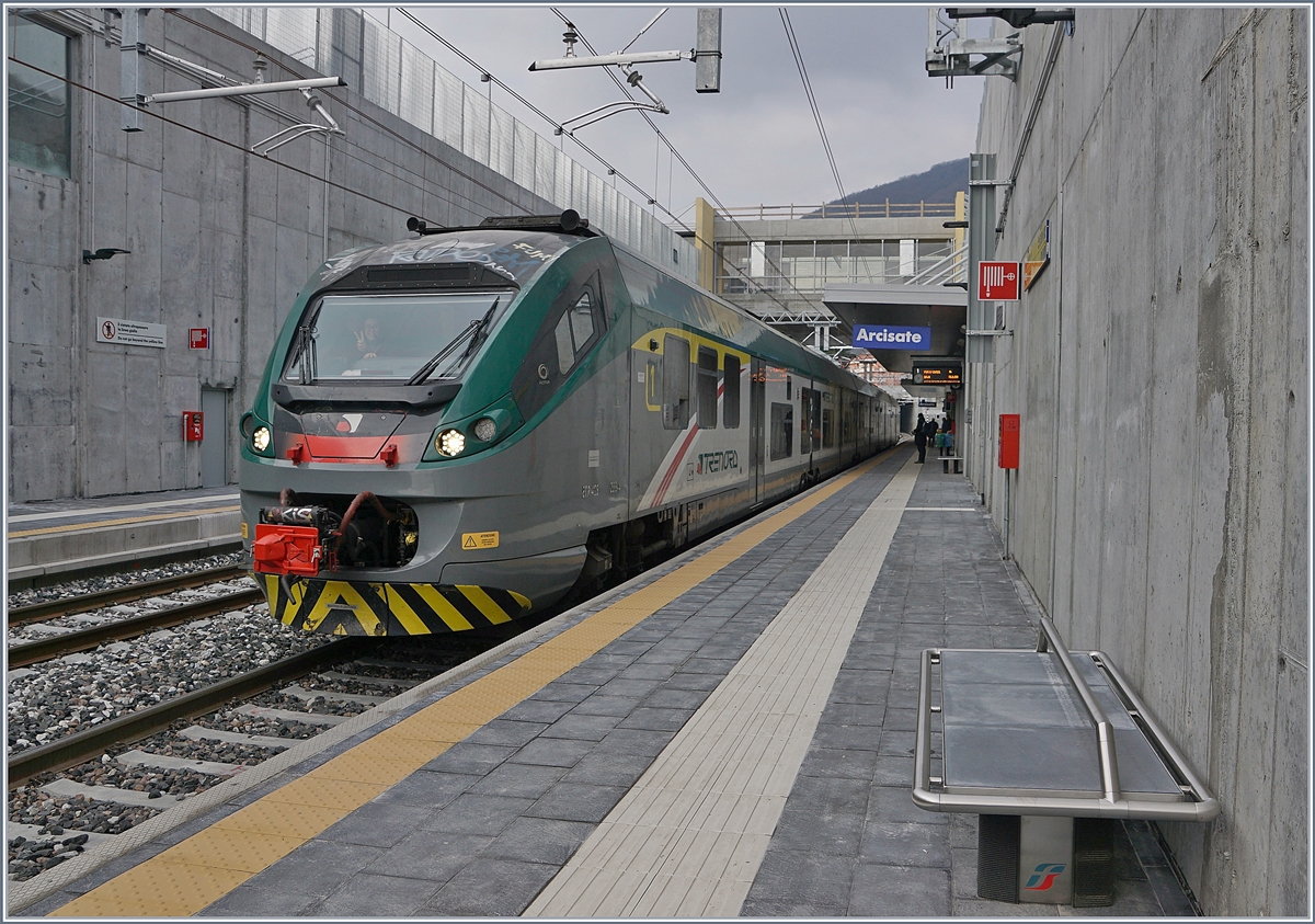 Der Trenord ETR 425 035 wartet in Arcisate auf die Weiterfahrt nach Porto Ceresio. 
16. Jan. 2018