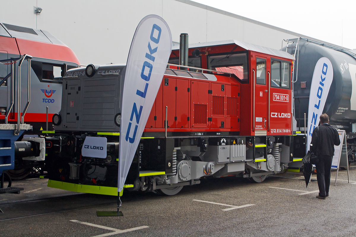 Der tschechische Hersteller CZ LOKO  a.s. pr�sentierte auf der Inno Trans 2014 in Berlin (hier 26.09.2014) mit der 794 001-8  (92 54 2794 001-8 CZ-CZ) eine neue leichte dieselelektrische Rangierlokomotive.

Die tschechische Baureihe 794 ist f�r leichte Rangier- und Streckendienst auf Nebengleisen gedacht und erf�llt den Standard UIC 505-1, zudem erf�llt sie Standards f�r die U-Bahnen von Prag, Budapest und Warschau. 

Technische Daten:
Spurweite:  1.435 mm
Anzahl der Antriebsachsen: 2
Achsanordnung:  Bo
L�nge �ber Puffer: 7.888
Achsabstand: 3.500 mm
H�he: 3.460 mm
Triebraddurchmesser: 1.050 mm
H�chstgeschwindigkeit:  60 km/h
Dieselmotor:  CAT C13
Motorleistung:  328 kW
Maximale Anh�ngelast: 120 kN
Gesamtgewicht: 28 bis 32 Tonnen
Achslast: 14-16 Tonnen
Tankinhalt: 700 l
