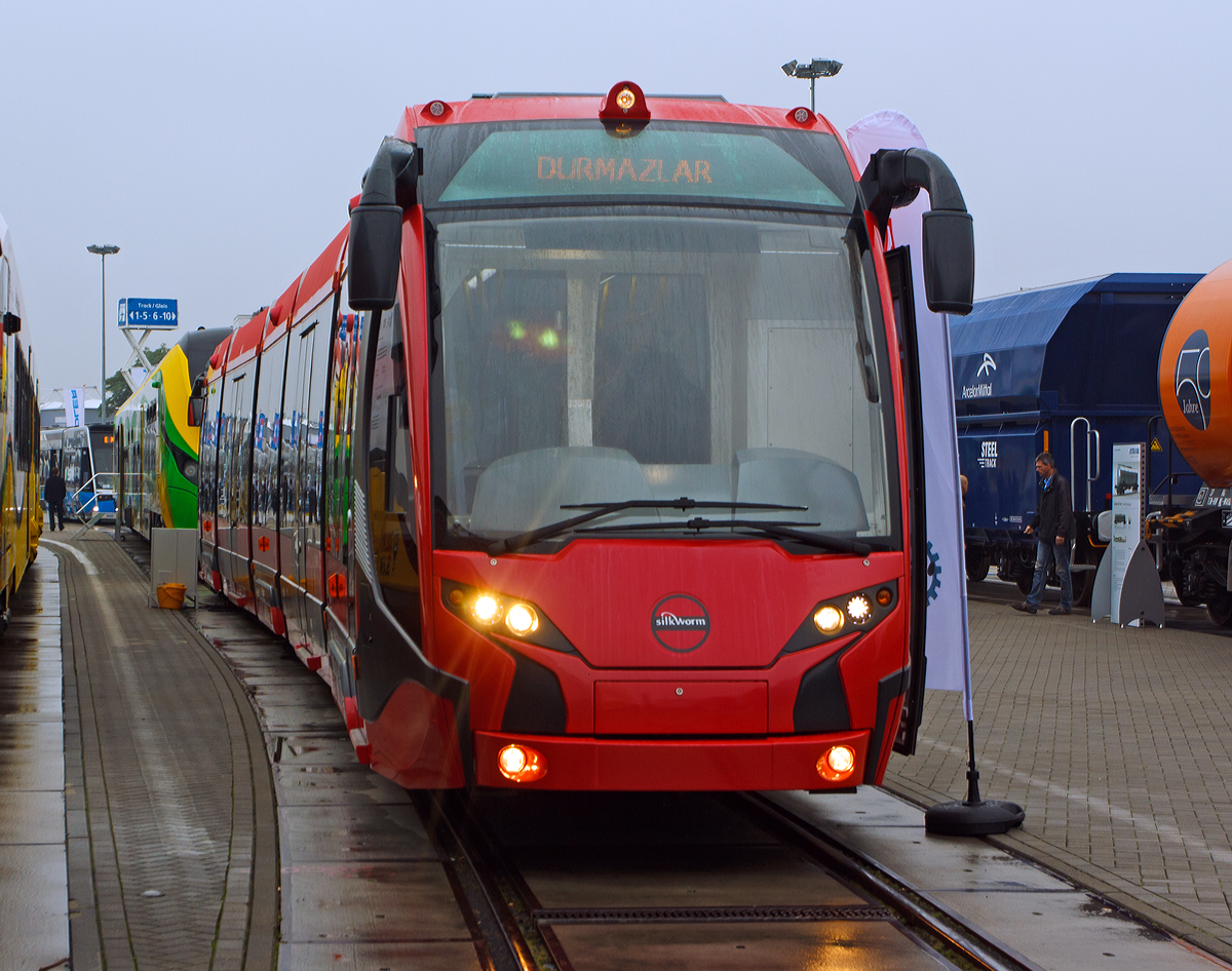 
Der t�rkische Hersteller Durmazlar Railway Systems (DURMARAY) pr�sentierte auf der InnoTrans 2014 in Berlin (26.09.2014) das 100%-Niederflur-Stra�enbahn-Triebwagen   Silkworm“ ( Seidenraupe ) f�r die viertgr��te t�rkische Stadt Bursa. Hier ist es ein f�nfteiliger Zweirichtungstriebwagen. Die Fahrzeuge basieren auf der Combino Familie von Siemens, dessen Traktionsausr�stung auch verwendet wird.

Das Fahrzeug besitzt keine Drehgestelle, sondern sogenannte Fahrwerke. Die R�der werden in Fahrwerksrahmen gelagert, welche nicht drehbar unter den kurzen Waggonsegmenten (1., 3. und 5. Segment) angeordnet sind, die dann �ber Drehgelenke und Faltenbalg mit achslosen, l�ngeren Waggonsegmenten verbunden sind. Die R�der sind nicht durch eine Achse verbunden, sondern einzeln gelagert und paarweise mit L�ngsmotoren angetrieben. Vorteil dieser Bauart ist der durchgehende Niederflur, der bequemes Einsteigen und Barrierefreiheit (f�r Rollstuhlfahrer und Kinderwagen) im gesamten Wagen erm�glicht.

Technische Daten:
Spurweite: 1.435 mm
Achsanordnung: Bo’2’Bo’
L�nge: 28.500 mm
Breite: 2.450 mm
H�he: 3.500 mm
Eigengewicht: 39.350 kg
Fu�bodenh�he: 350 mm
Achsabst�nde in den Fahrgestellen: 1.800 mm
Raddurchmesser: 600 mm (neu) / 520 mm (abgenutzt)
Kleinster befahrbarer Gleisradius: 18 m
Leistung: 4 x 100 kW
H�chstgeschwindigkeit: 80 km/h (Betriebsgeschw. 70 km/h)
Max. Beschleunigung: 1,2 m/s�
Max. Bremsverz�gerung (Betriebsbremse): 1,3 m/s�
Bremsverz�gerung Notbremsung: 2,8 m/s�
Stromsystem: 750 V DC
Sitzpl�tze: 50
Fahrgastt�ren (je L�ngsseite): 2 Doppelt�ren 1.300 mm breit und 2 Einzelt�ren 730 mm breit
