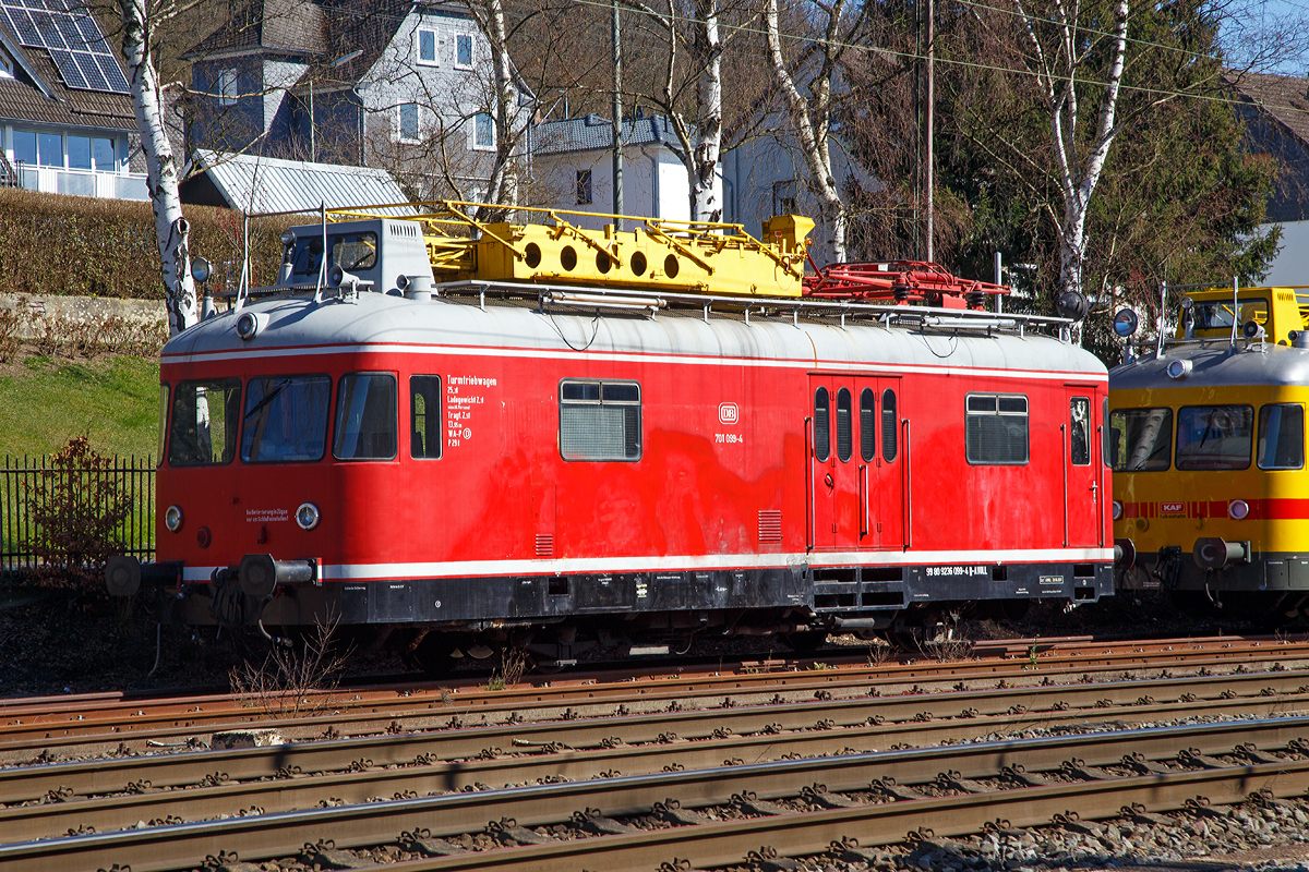 
Der Turmtriebwagen 701 099-4 (99 80 9236 099-4 D-AVOLL), der Lokvermietung Aggerbahn (Andreas Voll e.K., Wiehl), ex DB 701 099-4, ex Deutsche Bundesbahn -  Kassel 6206, ist am 04.04.2020 in Kreuztal abgestellt.

Der Turmtriebwagen (TVT) wurde 1964 bei WMD in Donauwörth unter der Fabriknummer 1512 gebaut. Bei der DB war er in Kassel, Marburg und Gießen beheimatet. Nach der Ausmusterung kam er zur VEB - Vulkan-Eifel-Bahn in Gerolstein, bis er zur Aggerbahn kam. Die altrote Farbgebung hier entspricht der ursprünglichen Farbgebung.
