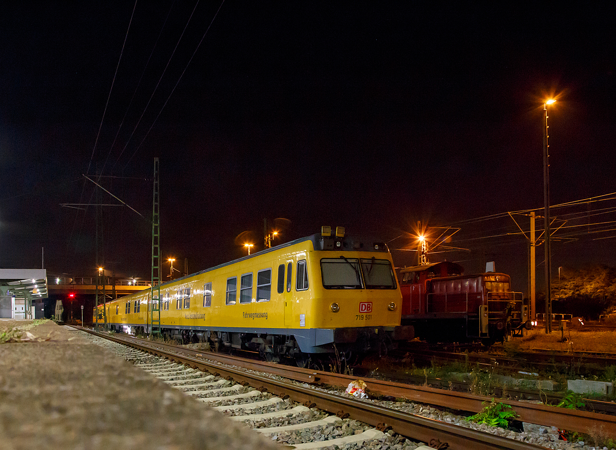 
Der Ultraschall-Schienenprüfzug 2 (SPZ 2)  - 719 501-9 / 720 001-7 / 719 001-0 der DB Netz AG (Netzinstandhaltung Fahrwegmessung) ist der Nacht 23. Zum 24.09.2016 im Bahnhof Weil am Rhein abgestellt, hier am 24.09. um 0:44 Uhr.

Der dreiteilige Prüfzug wurde 1975 von MBB an die Deutsche Bundesbahn geliefert und unter der Betriebsnummer 719 001 / 720 001 / 719 501 in den Fahrzeugbestand eingereiht. Im Deutschen Fahrzeugeinstellungsregister trägt der Zug seit 2011 etwas andere Nummern:  99 80 9429 001-7 D-DB / 99 80 9529 001-6 D-DB / 99 80 9429 002-5 D-DB. Die Wagenkästen und Laufwerke der Baureihe 719.0 / 720.0 entsprechen denen der Baureihe 614. Im 719 001 befinden sich ein Aufenthaltsraum, die Küche, ein Wasch- und Duschraum und drei Schlafabteile. Der 719 501 enthält ein Wasch- und einen Duschraum sowie fünf Schlafabteile. Im Mittelwagen 720 001 wurde die Messtechnik untergebracht. Unter dem Boden des Fahrzeugs ist ein absenkbarer Prüfträgerwagen montiert. 

Nach Ablauf der Revisionsfrist stand der Zug 719 001 / 720 001 / 719 501 ab Ende 1998 zunächst abgestellt im Werk Kassel. Er wurde 2001/2002 umgebaut, nun auch mit Wirbelstromprüfung, und wieder reaktiviert. Der 719 001 wurde 2009 erneut umgebaut, äußeres Merkmal ist der Meßstromabnehmer auf dem Dach.

Technische Daten:
Spurweite: 1.435 mm
Achsfolge: B’2’ + 2’2’ + 2’B’
Gesamtlänge über Puffer:  79.460 mm  
Länge VT (BR 719):  26.650 mm
Länge VM (BR 720):  26.160 mm  
Drehzapfenabstände: 19.000 mm
Kleinster befahrbarer Gleisbogen:  120 m  
Gesamtgewicht:  140 t (+ 8t Koppelwasser)
Gewicht  719 001:  49 t  
Gewicht  719 005:  47,7 t
Gewicht  720 001:  43 t (+ 8t Koppelwasser)  
Bauart der Bremse:  KE-R-A (D)
Motoren:  2 Stück Wassergekühlter 6-Zylinder-Dieselmotor mit Abgasturbolader und Ladeluftkühlung vom Typ Cummins QSK 19 mit je 448 KW (610 PS )
Getriebe:  Voith Turbo-Getriebe T 420r
Höchstgeschwindigkeit:  140 km/h      
Mit abgesenktem Prüfkopfträgerwagen für Ultraschall:  100 km/h      
Ultraschall und Wirbelstrom: 70 km/h      
