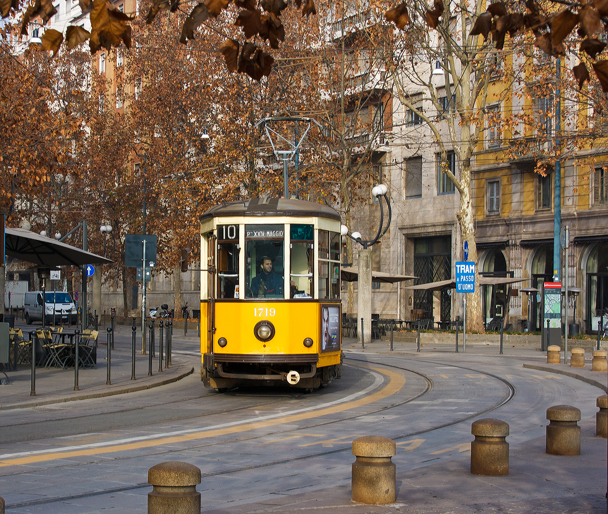 Der  Ventotto  1719 (ATM-Baureihe 1500) aus dem Jahre 1928 als Linie 10 (Viale Lunigiana - Piazza XXIV Maggio) hat gerade die Haltestelle Arco Della Pace und f�hrt nun �ber die Piazza Sempione weiter (Mailand am 28.12.2015).