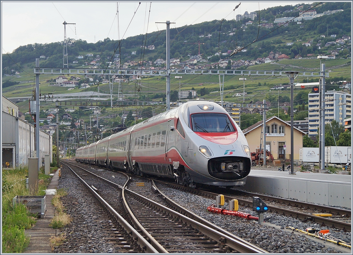 Der Verlängerung der Bahnsteige in Vevey erlaubt neuen Perspektiven auf den Bahnhof, auch wenn der FS Trenitalia ETR 610 mit  offener Schnauze  den weiten Weg kaum lohnte.
Vevey, den 29. Mai 2018
